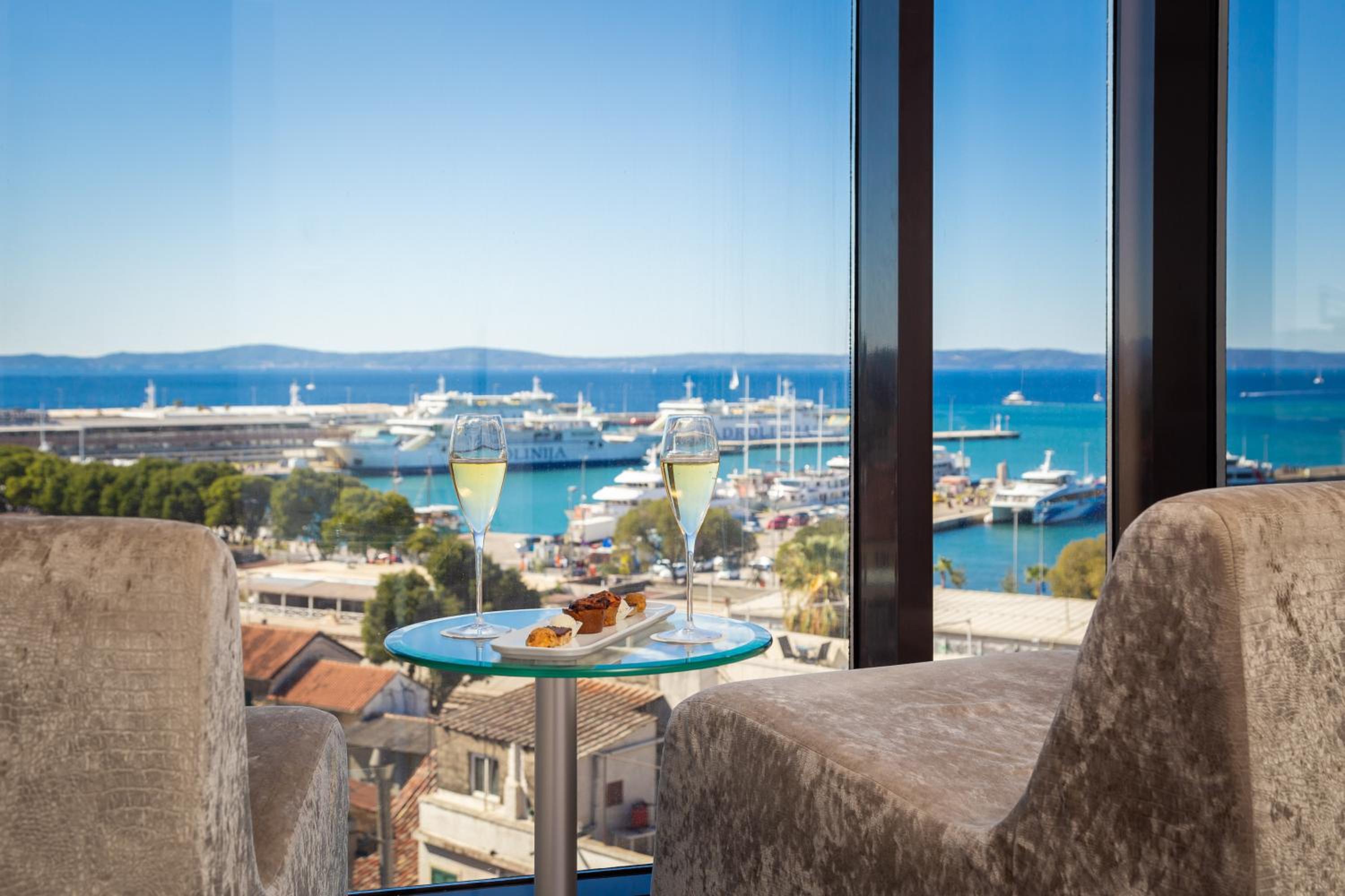 Deluxe Suite with Sea View - Photo 4