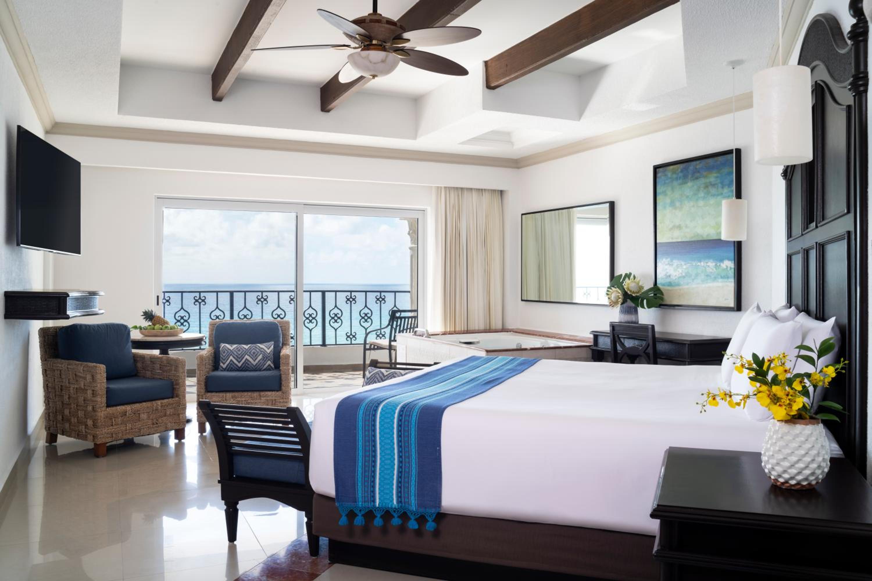 Junior King Suite - Oceanfront - Photo 1