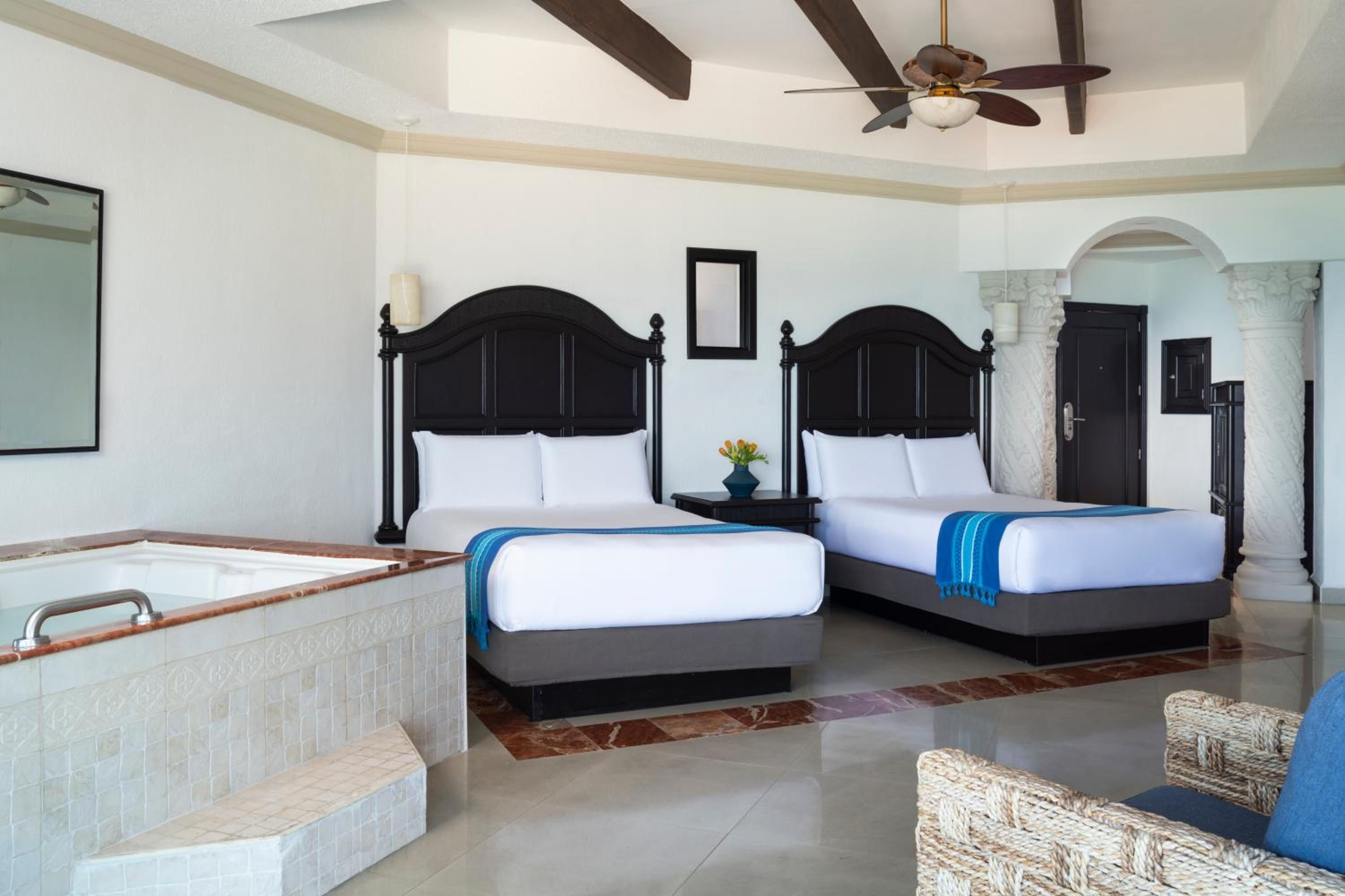 Junior Suite - Oceanfront photo 3