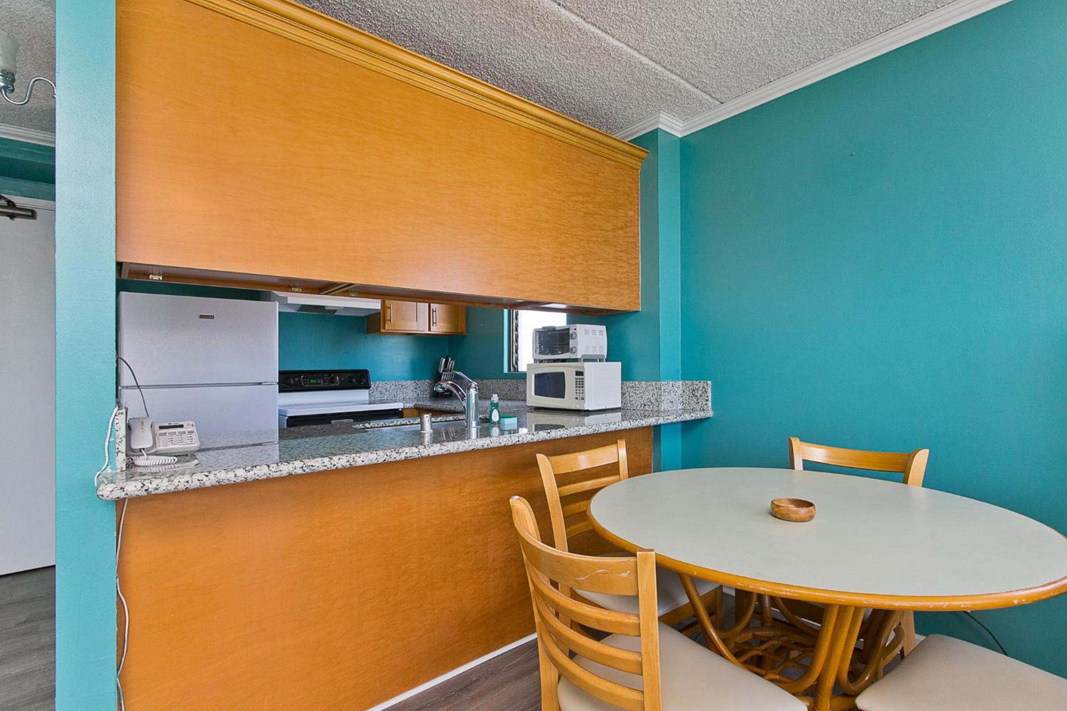 Royal Kuhio 1708 - Spacious Corner Unit with Stunning Ocean City Views in the Heart of Waikiki!: Apartment photo
