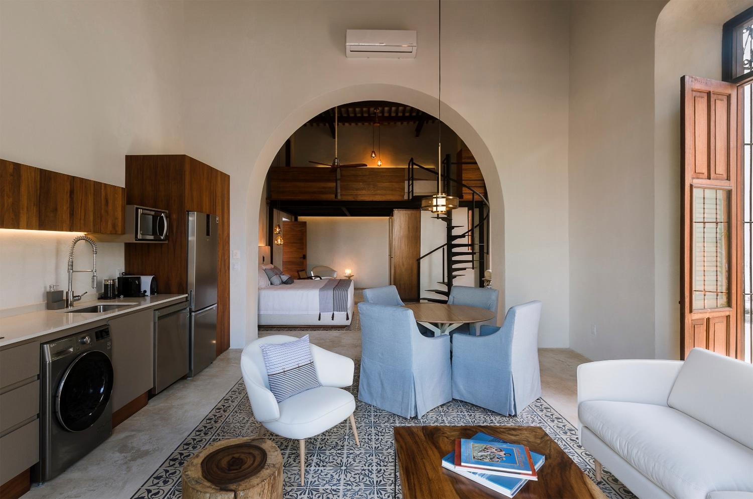 Deluxe Family Suite - Photo 17