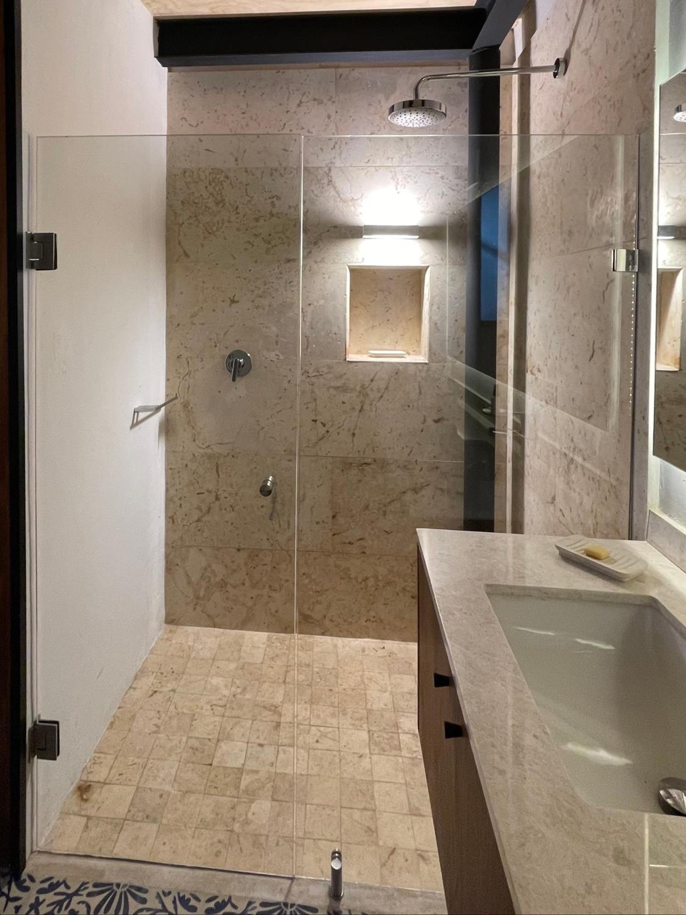 Deluxe Family Suite - Photo 16