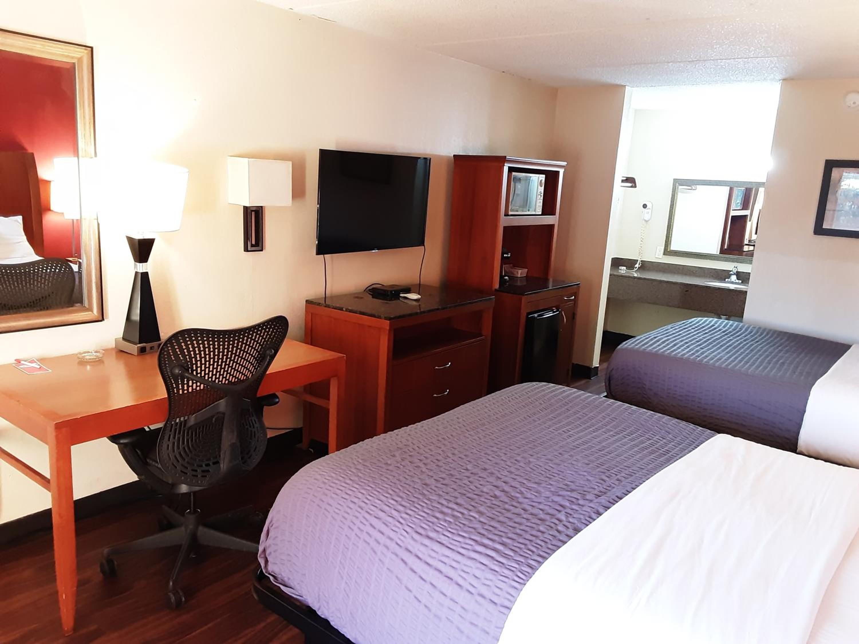 Queen Room with Two Queen Beds - Non-Smoking - Photo 4