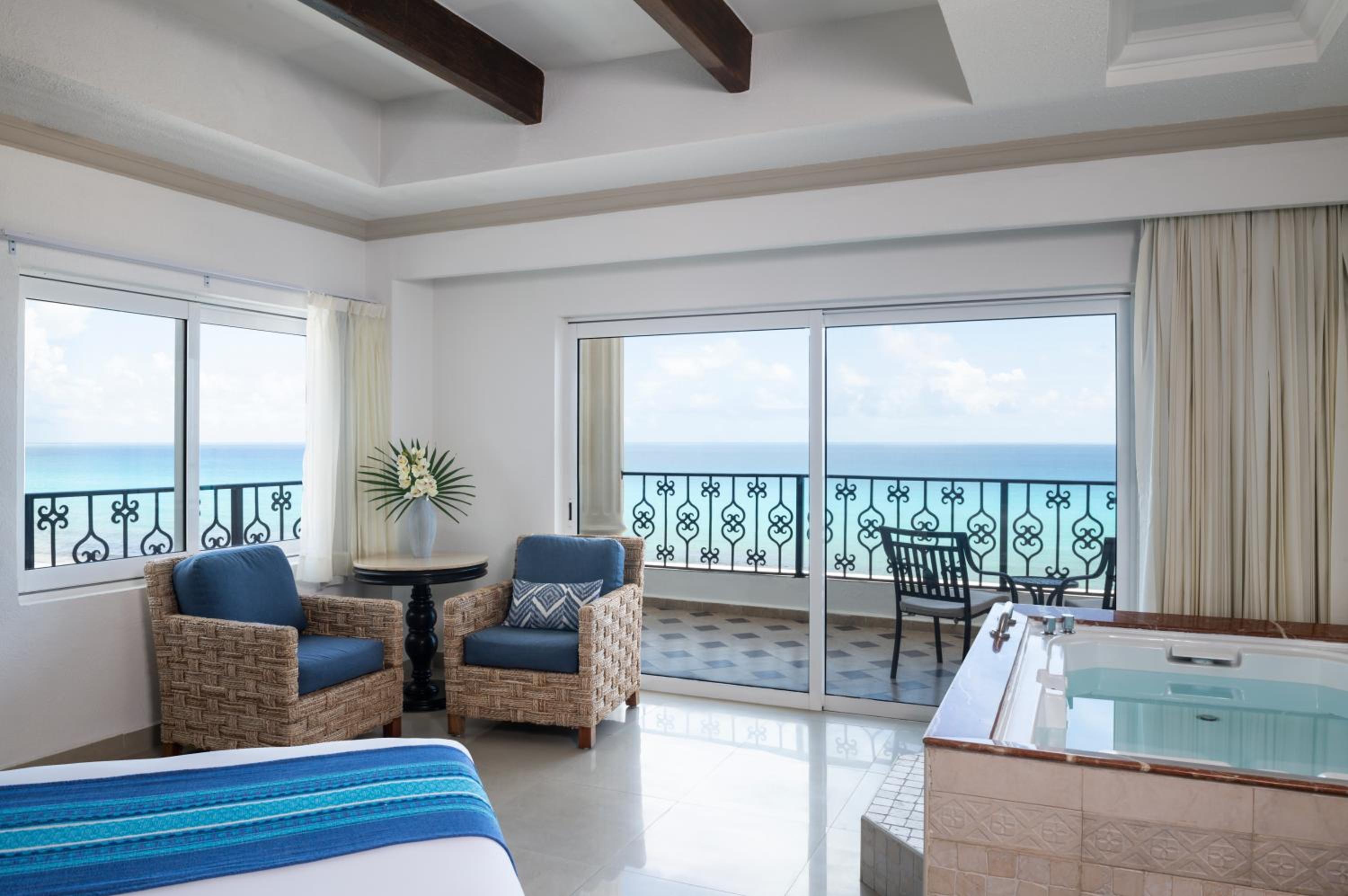 Luxury King Suite - Oceanfront - Photo 1