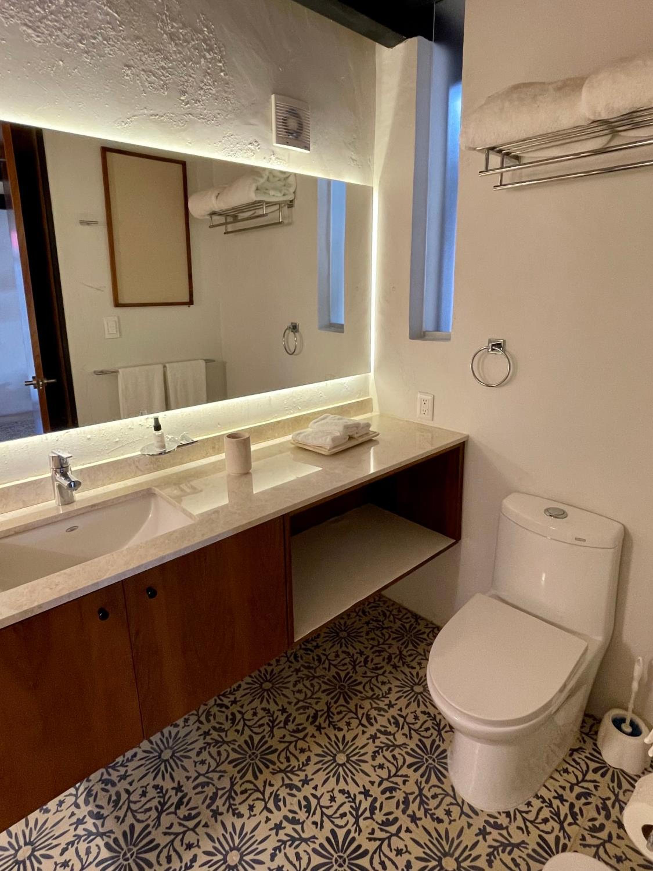 Deluxe Family Suite - Photo 15