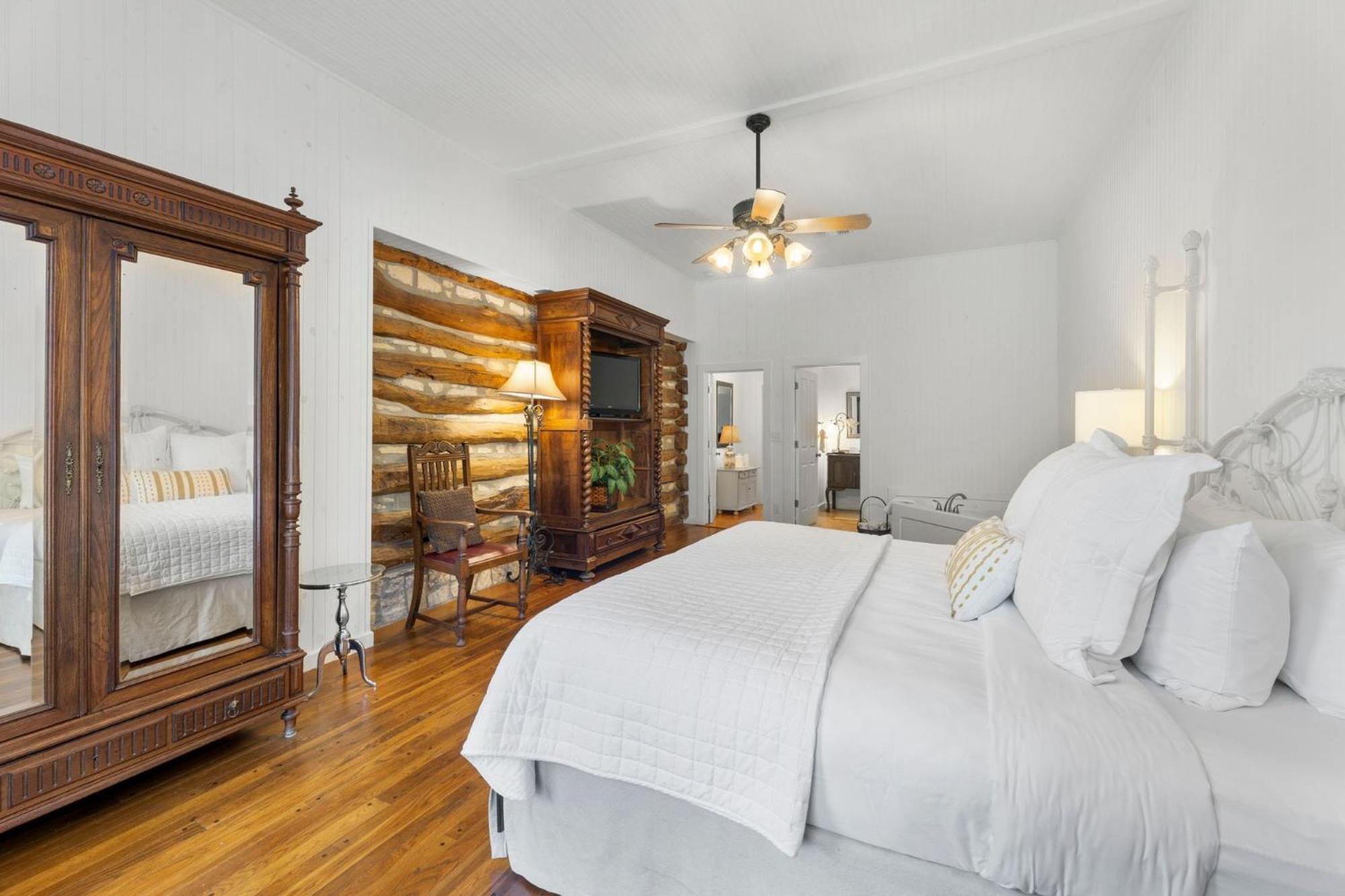 Three-Bedroom House - Photo 9