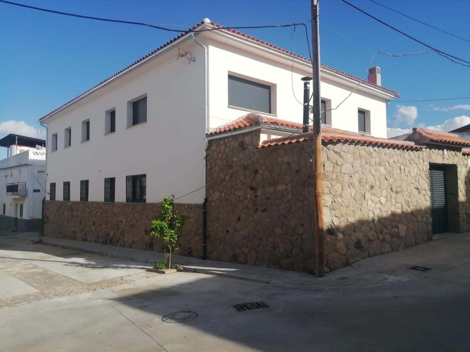 Five-Bedroom House photo 2