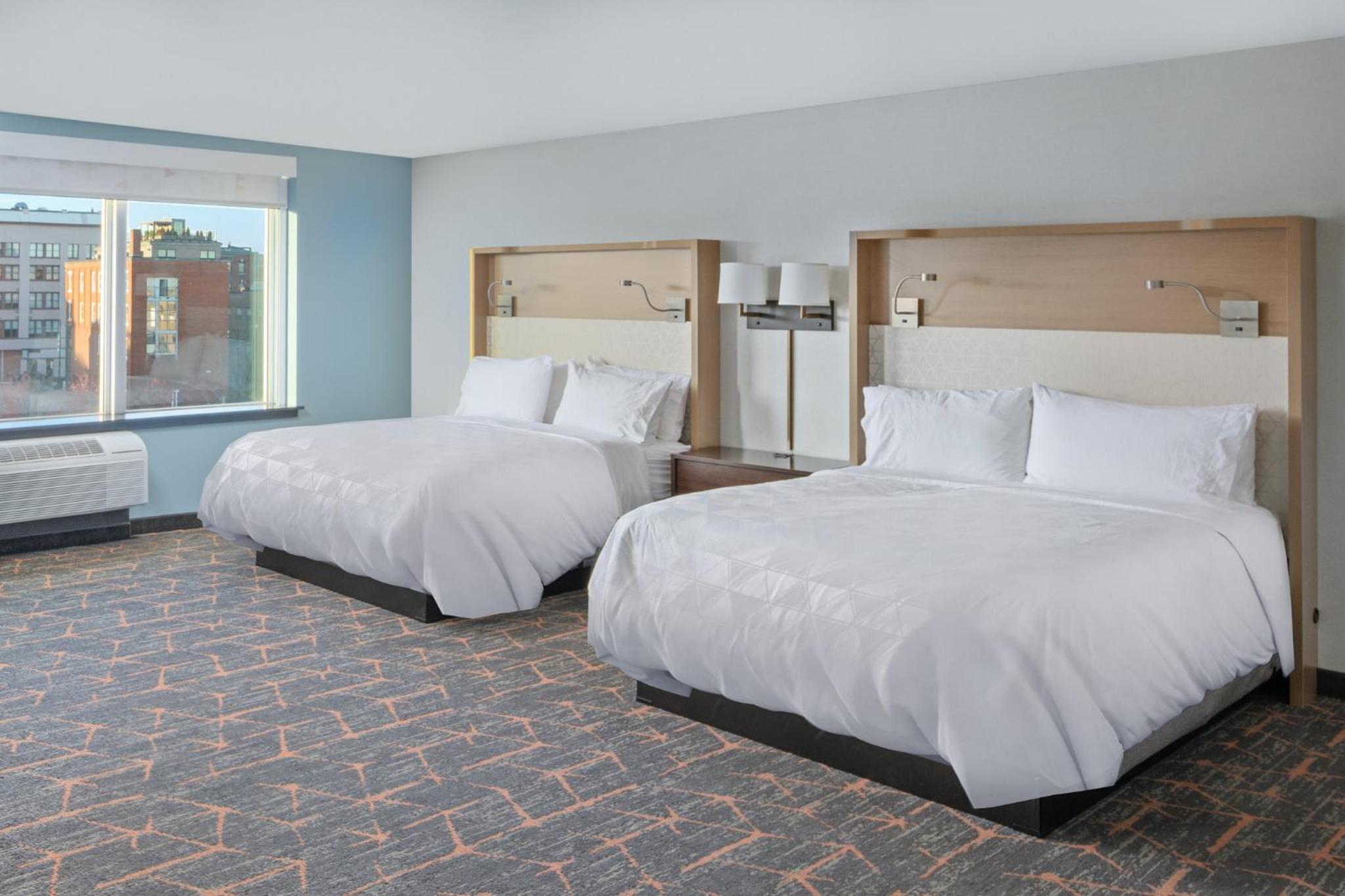 Premium Corner Queen Room - Photo 1