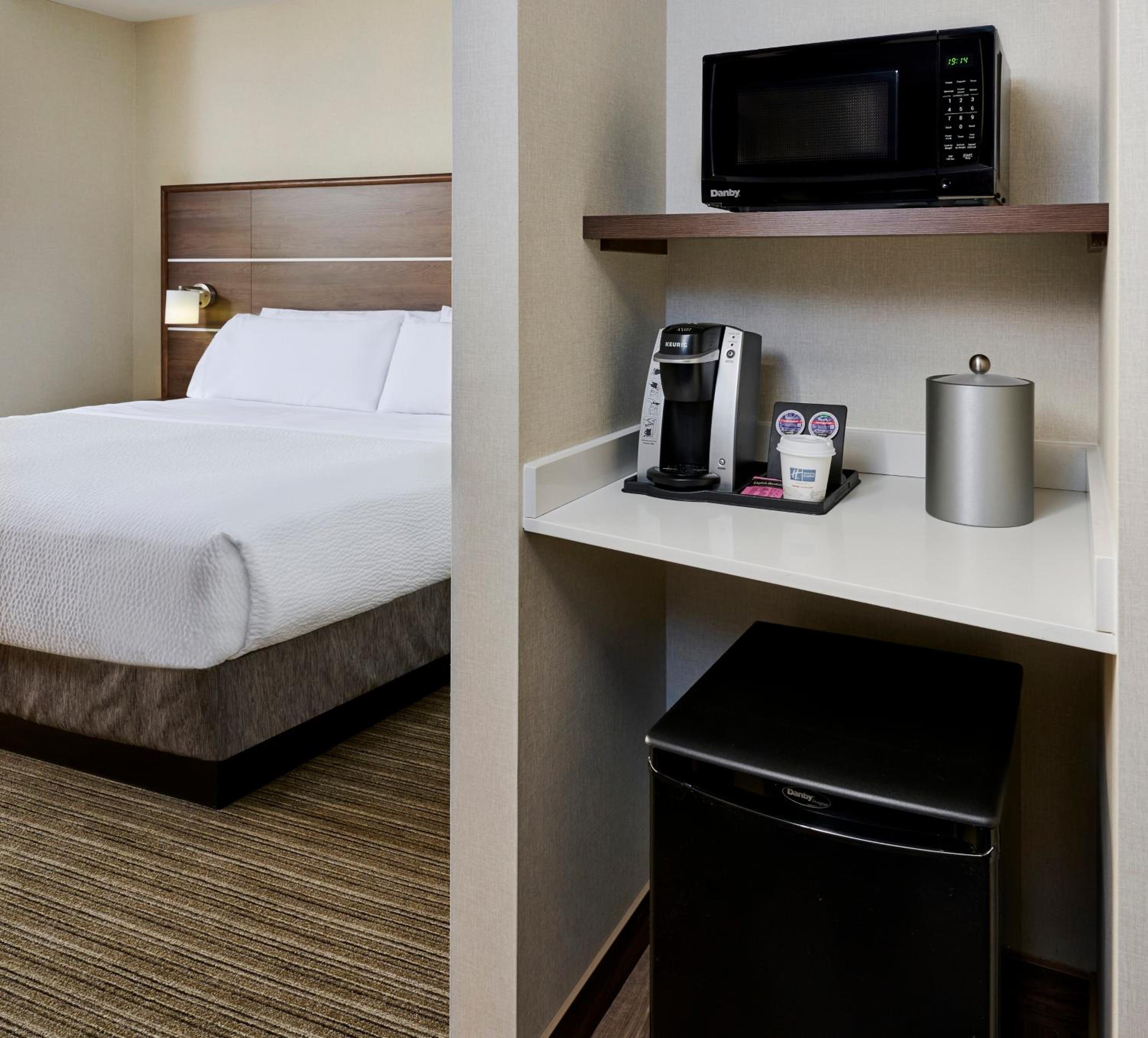 Standard Room with Two Queen Beds photo 3