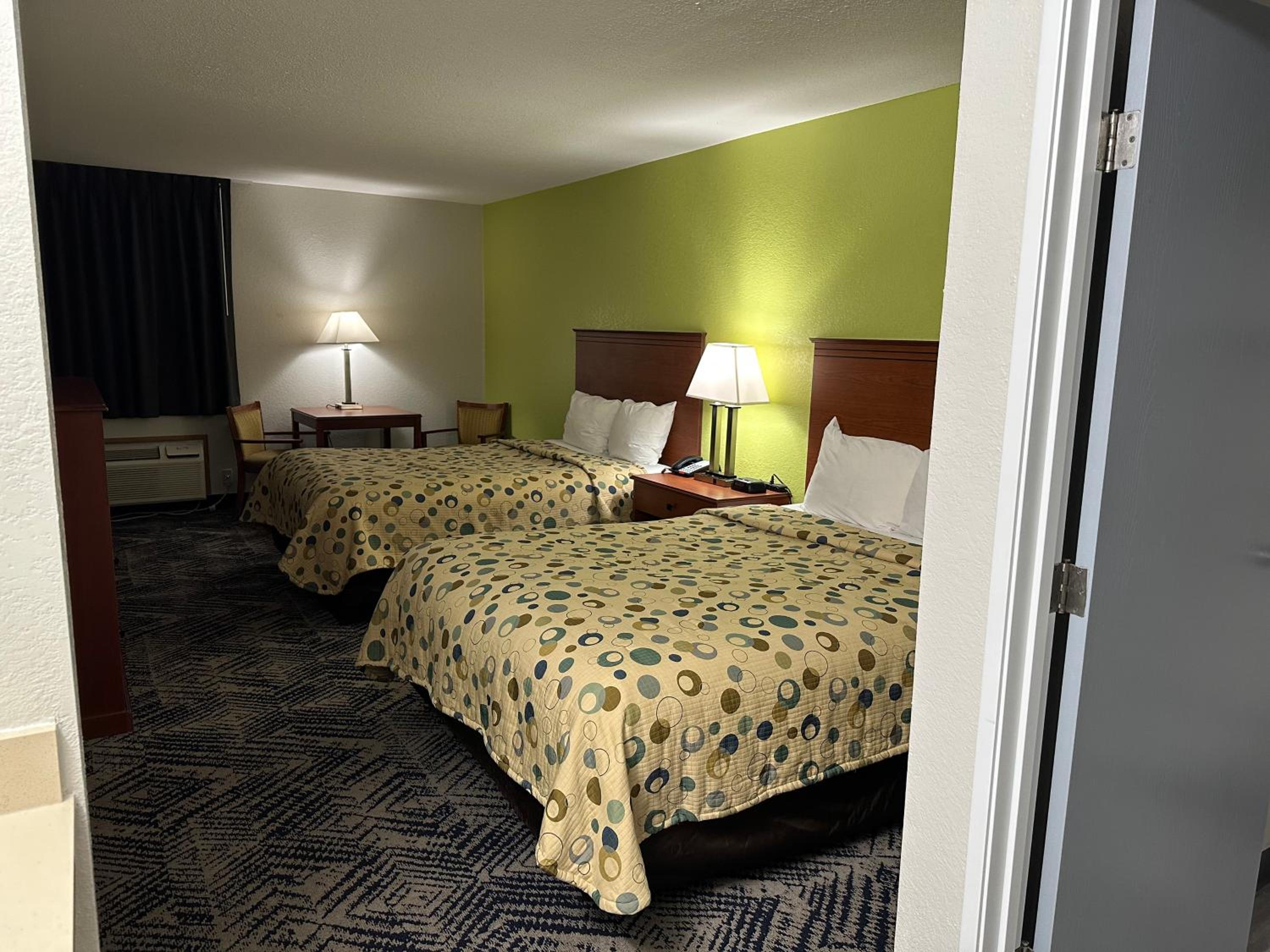 Queen Room With Two Queen Beds - Non-Smoking - Photo 4