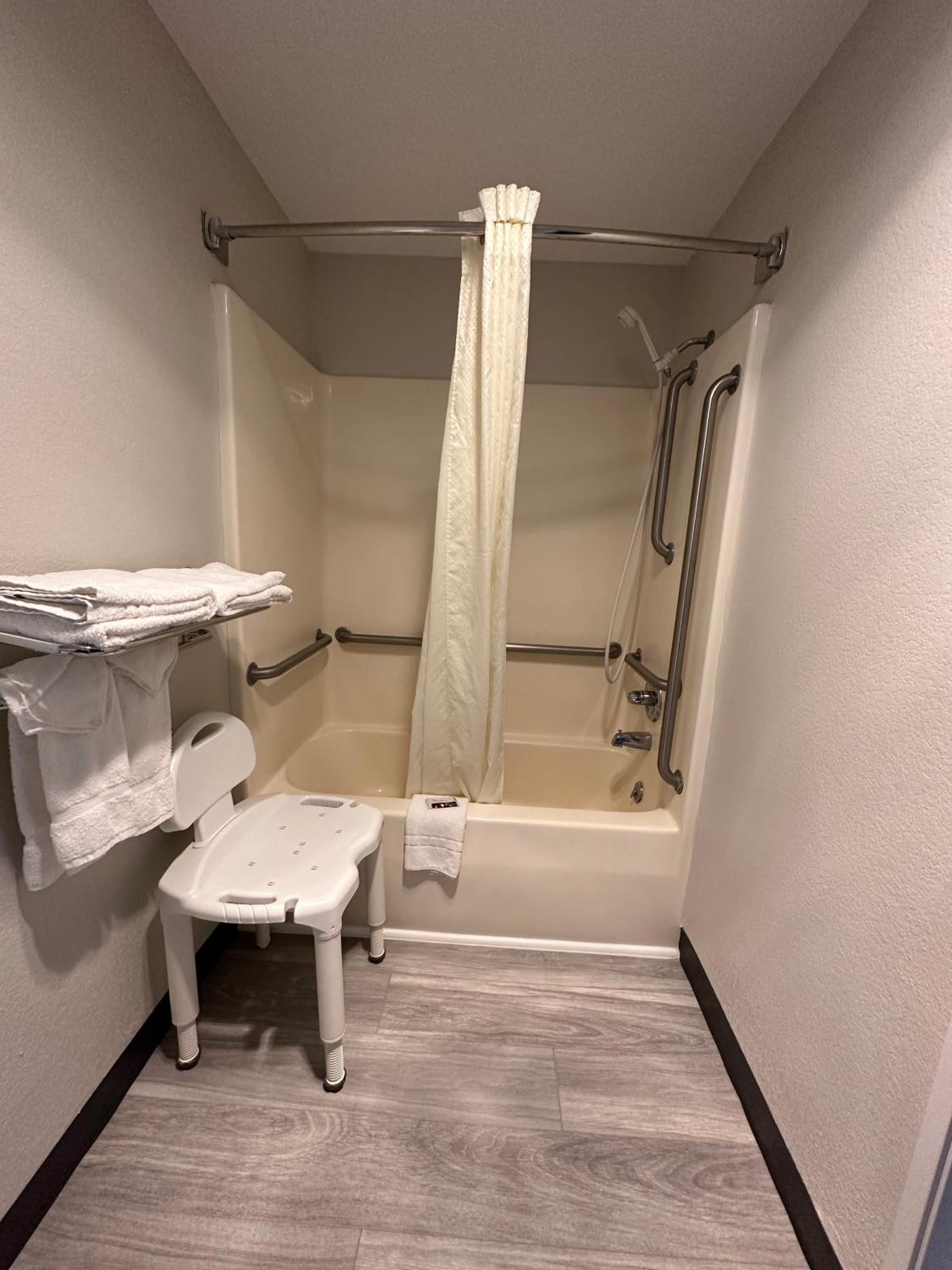 King Room With Bath Tub - Mobility Accessible/Non-Smoking - Photo 5