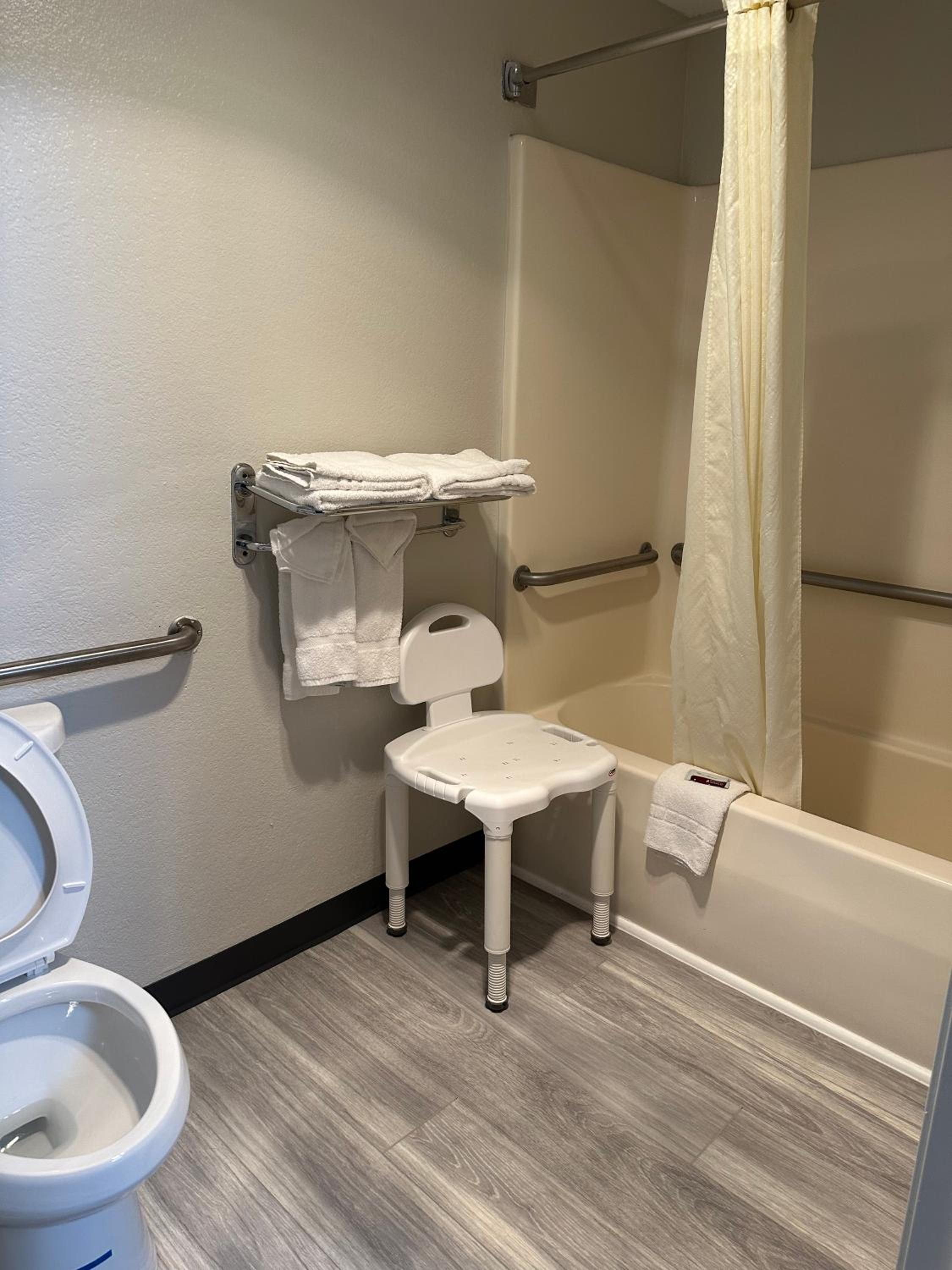 King Room With Bath Tub - Mobility Accessible/Non-Smoking - Photo 2