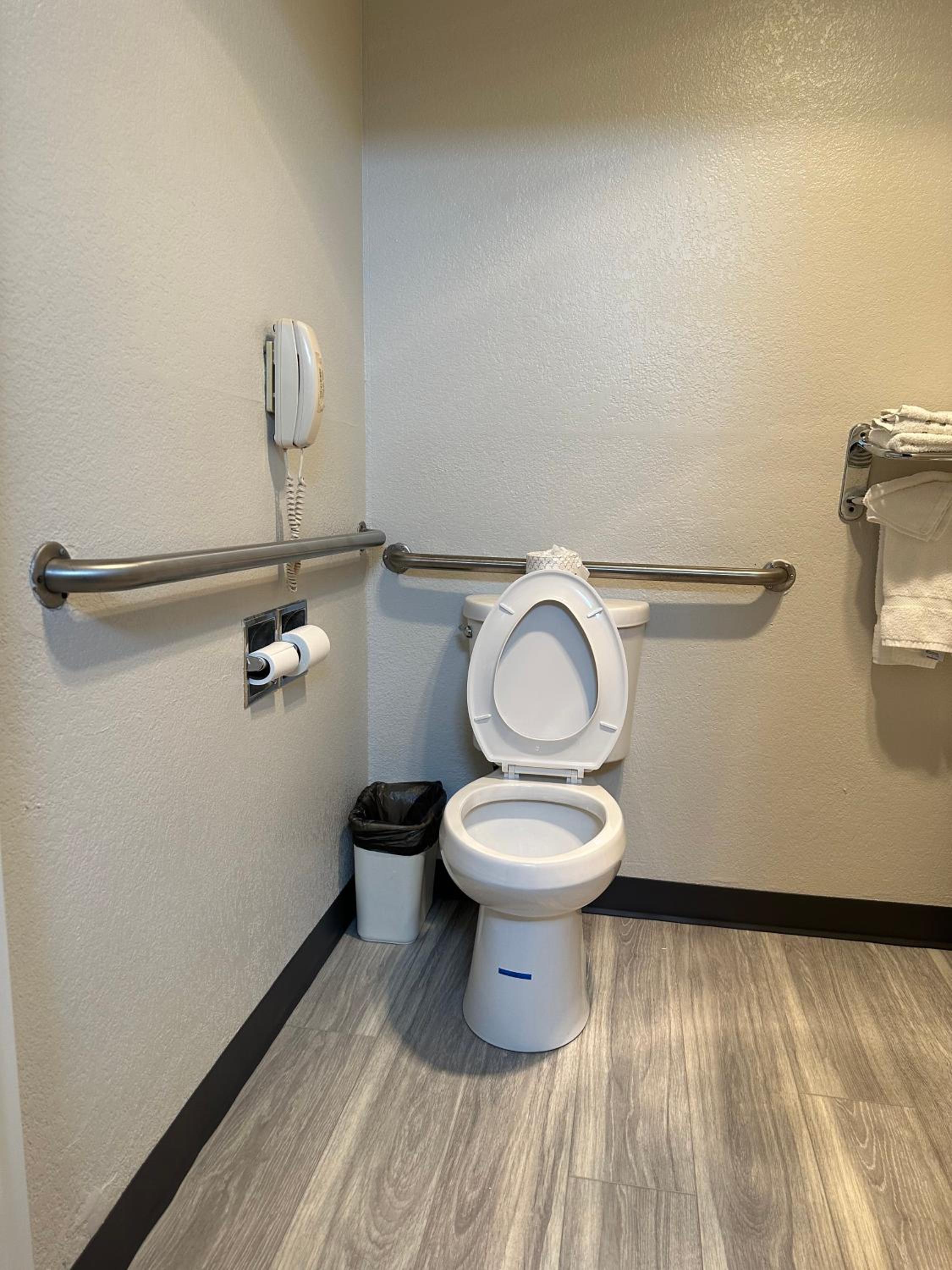 King Room With Bath Tub - Mobility Accessible/Non-Smoking - Photo 3