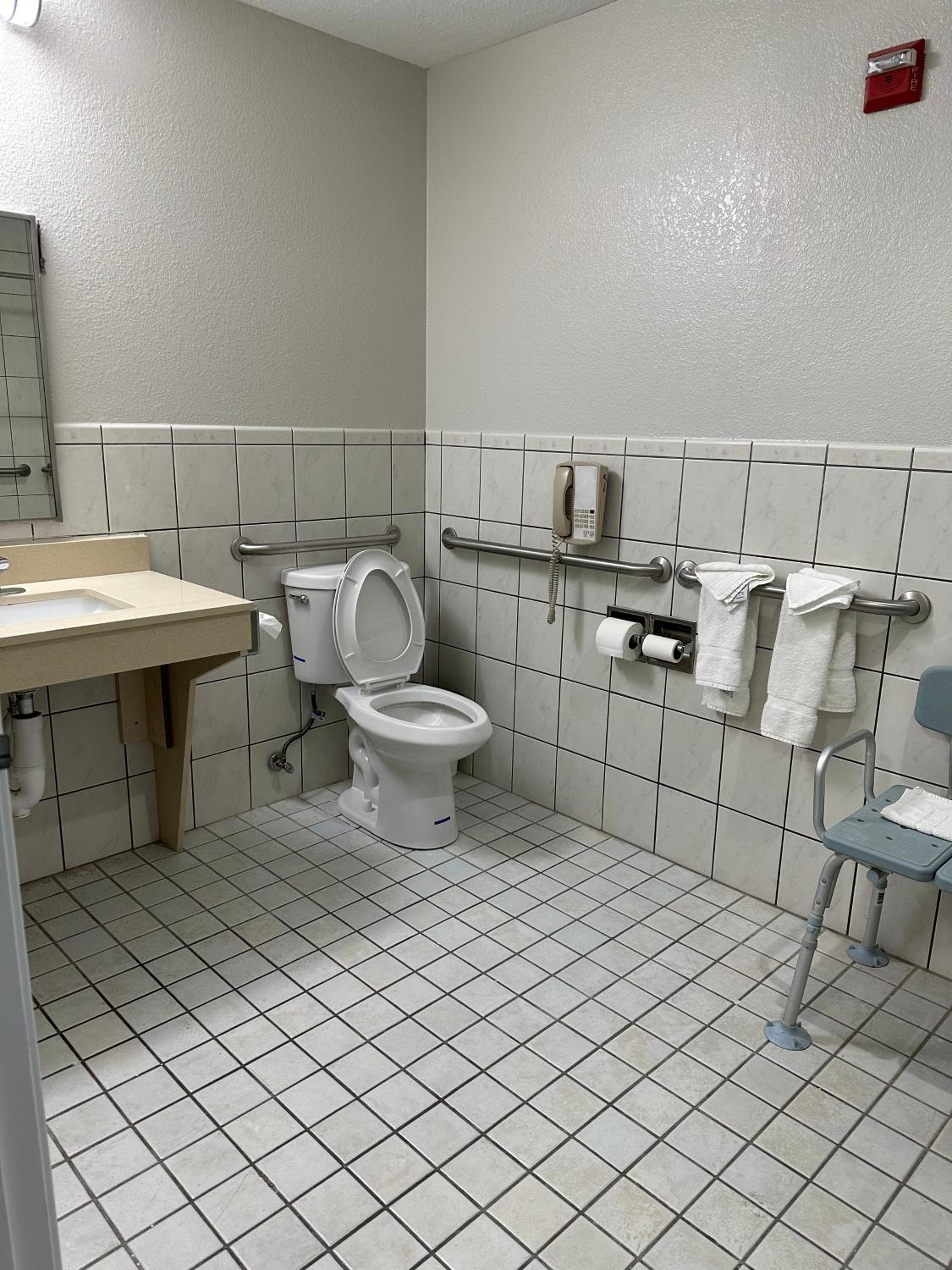 Queen Room With Roll-In Shower - Mobility Accessible/Non-Smoking - Photo 2