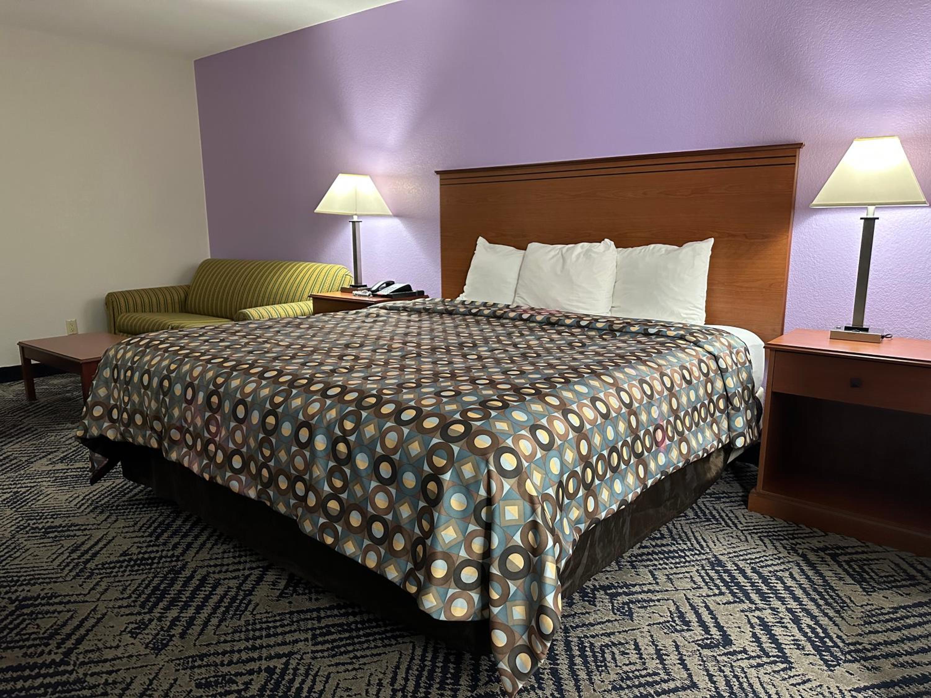 King Room With Bath Tub - Mobility Accessible/Non-Smoking - Photo 1
