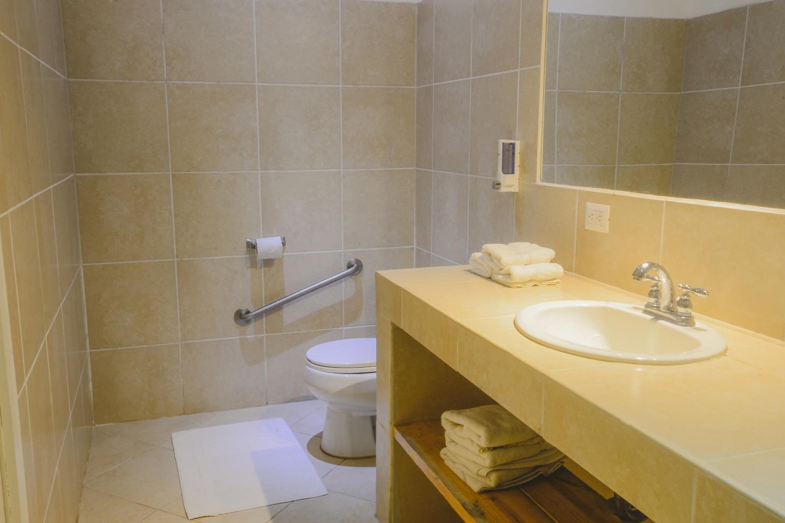 Queen Room with Two Queen Beds - Disability Access photo 3