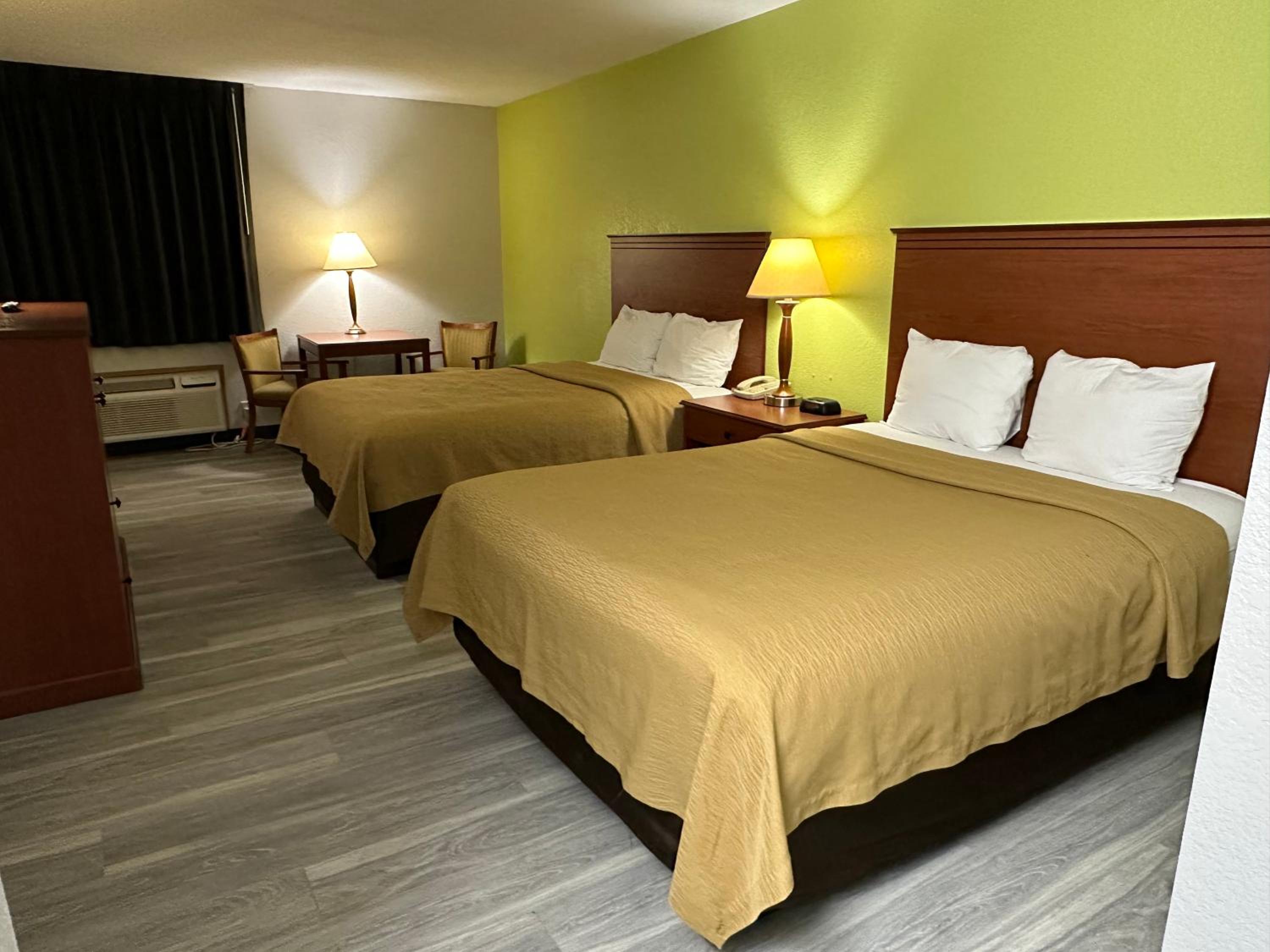 Queen Room With Three Queen Beds - Non-Smoking - Photo 4