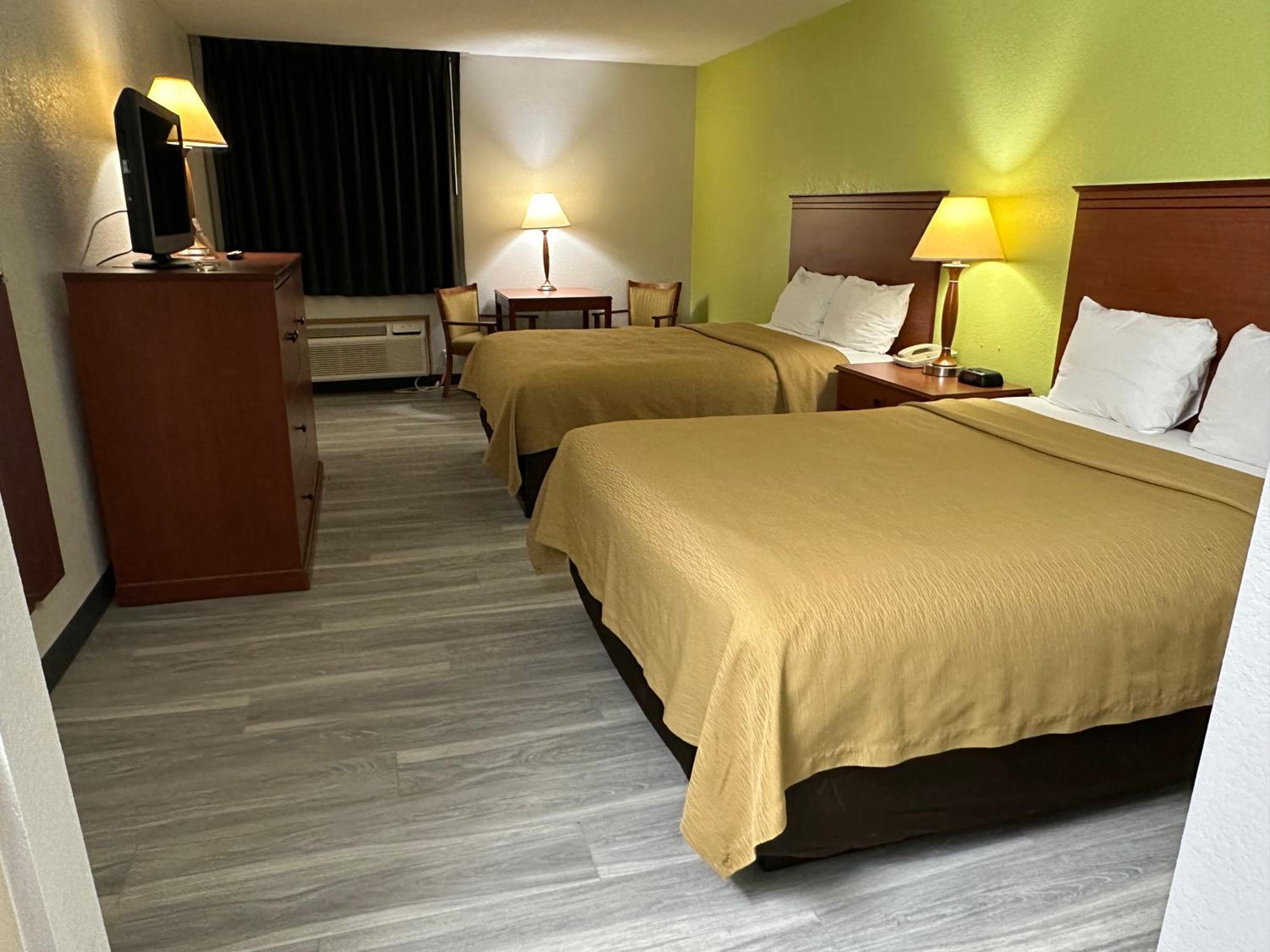 Queen Room With Two Queen Beds - Pet Friendly/Non-Smoking