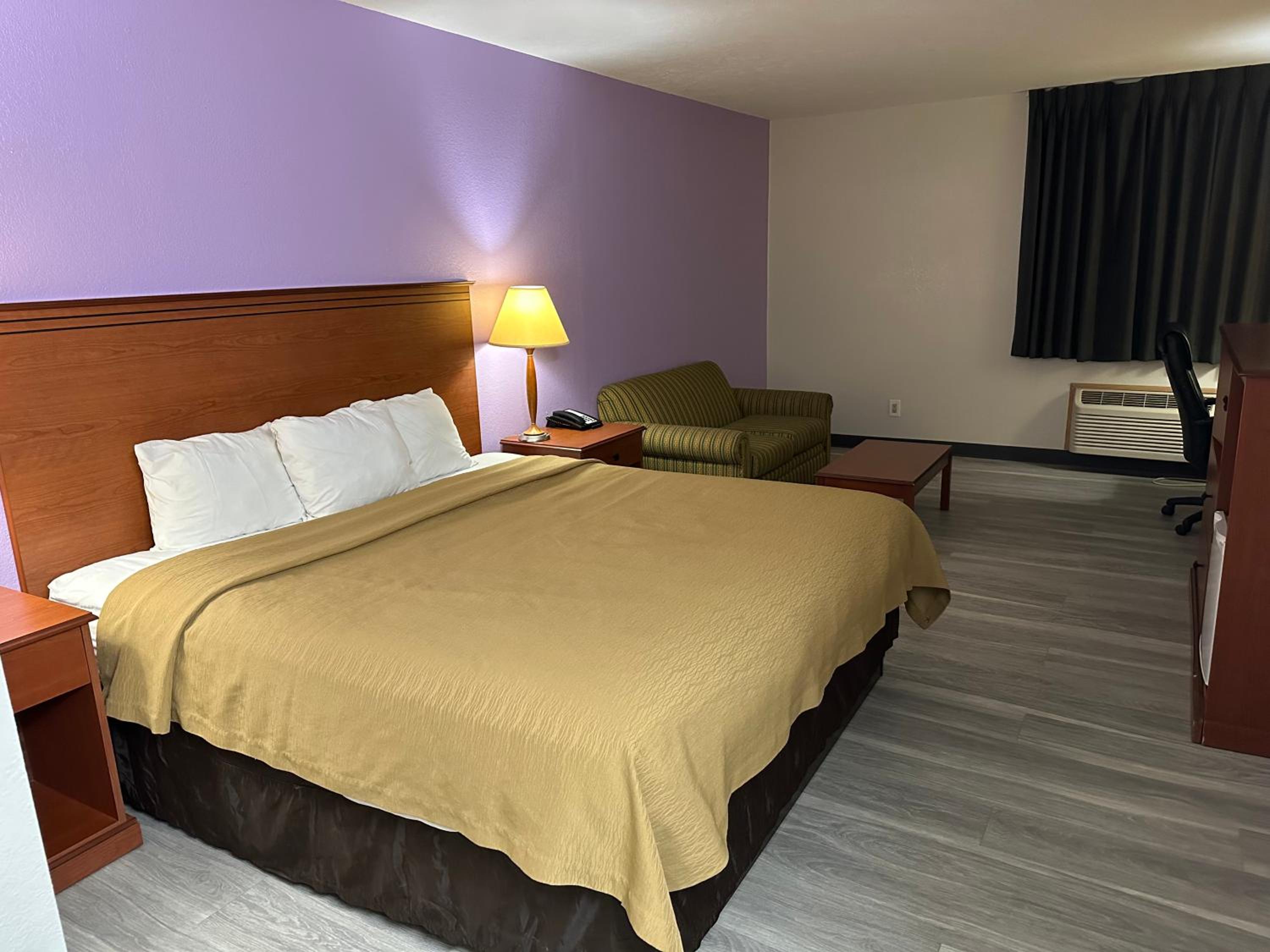 King Room - Pet-Friendly/Smoking - Photo 1