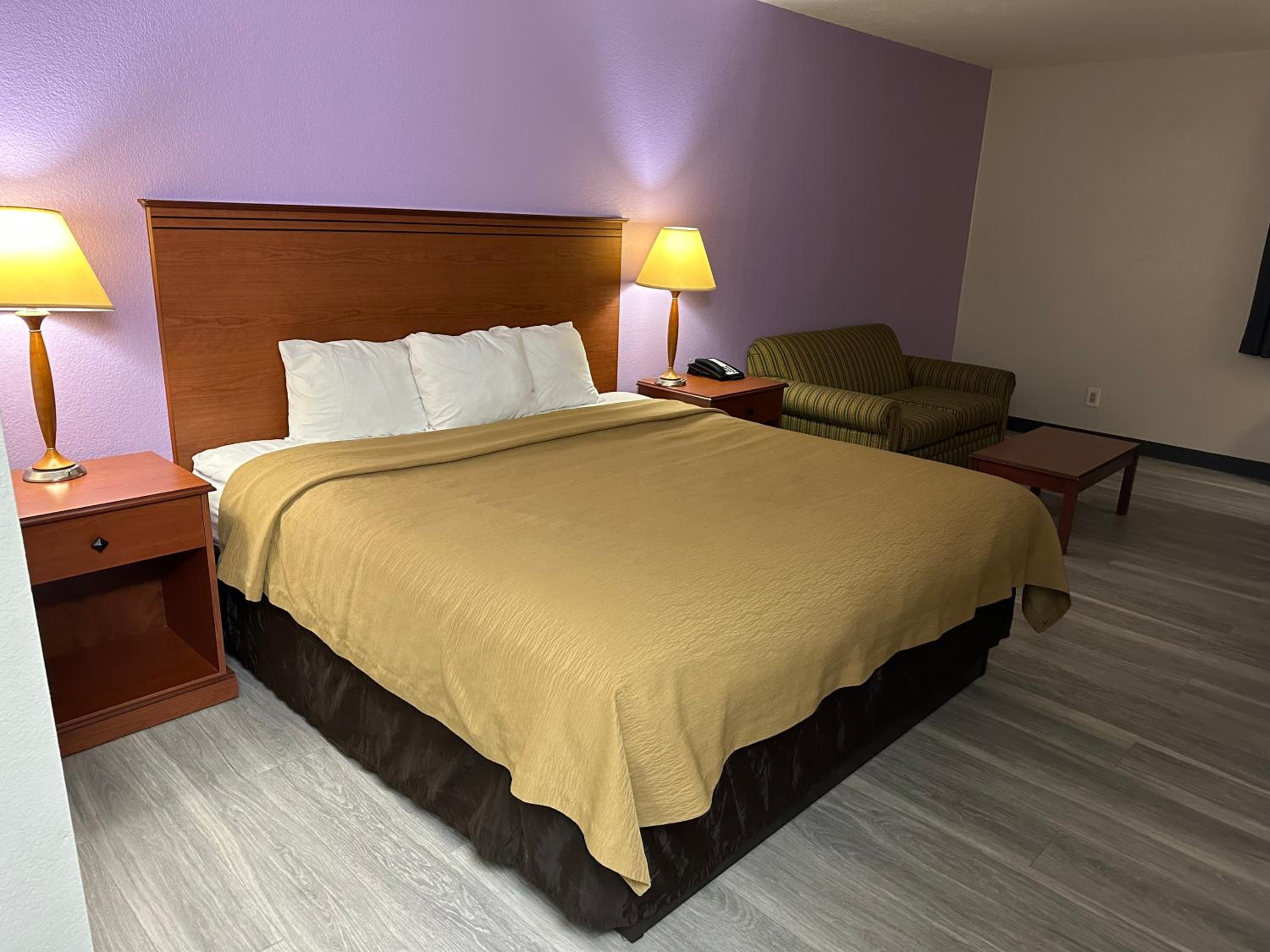 King Room - Pet-Friendly/Smoking - Photo 4