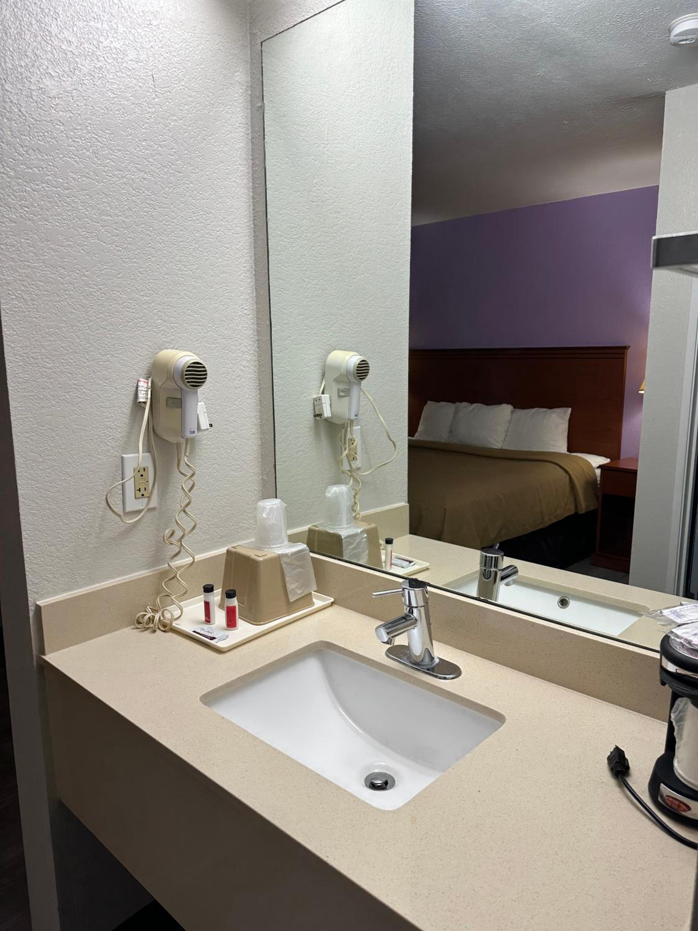King Room With Bath Tub - Mobility Accessible/Non-Smoking - Photo 4