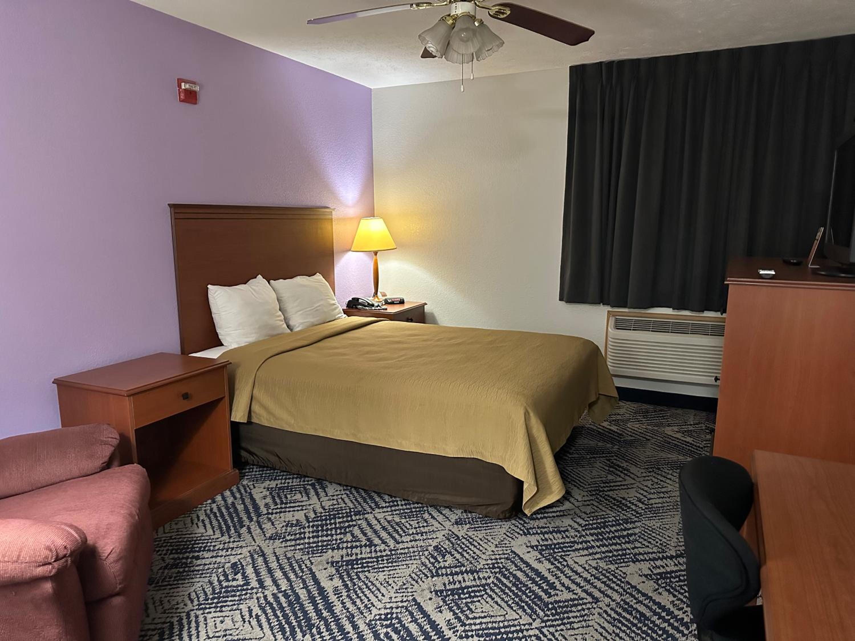 Queen Room With Roll-In Shower - Mobility Accessible/Non-Smoking - Photo 1