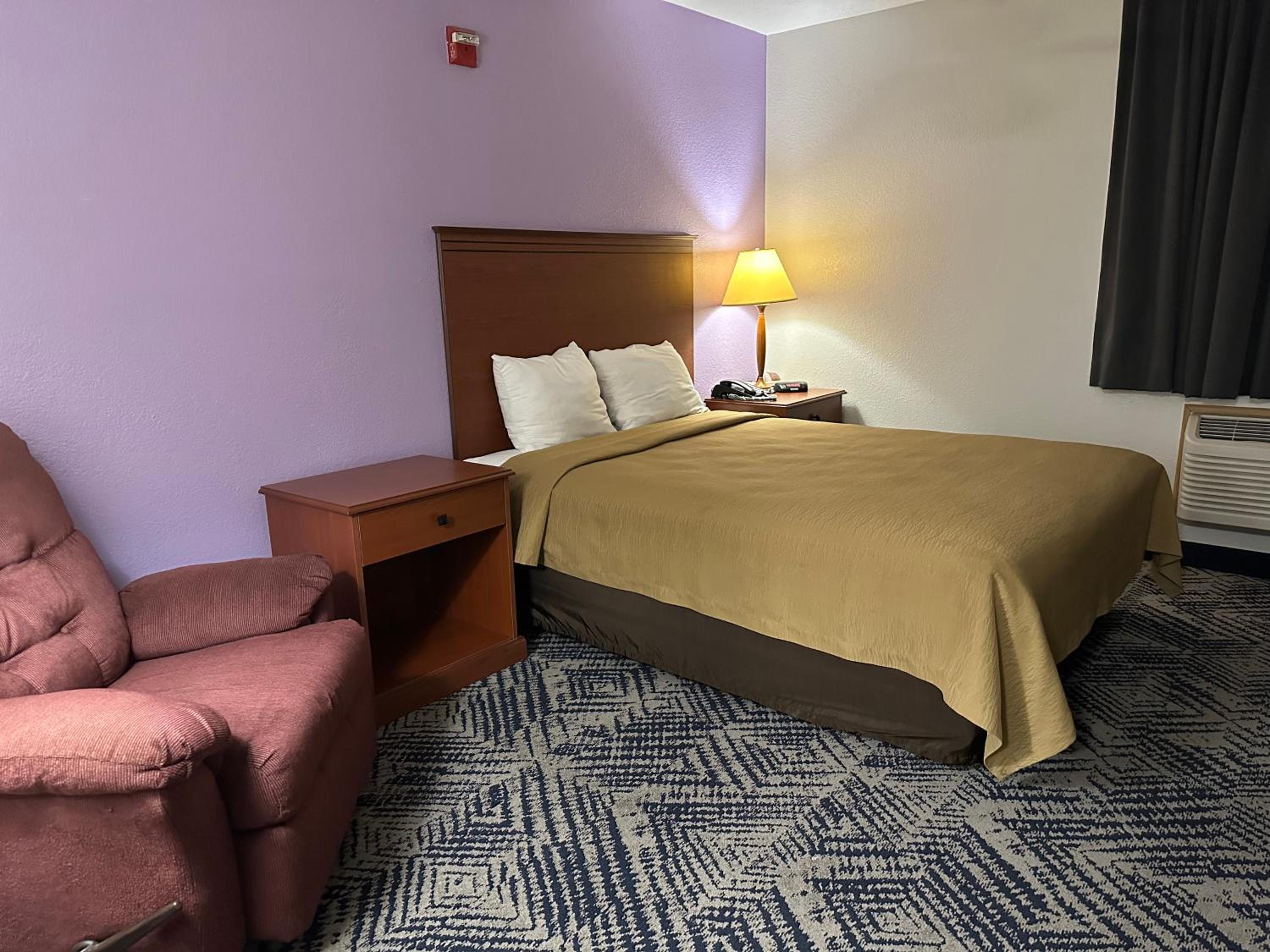 Queen Room With Roll-In Shower - Mobility Accessible/Non-Smoking - Photo 4