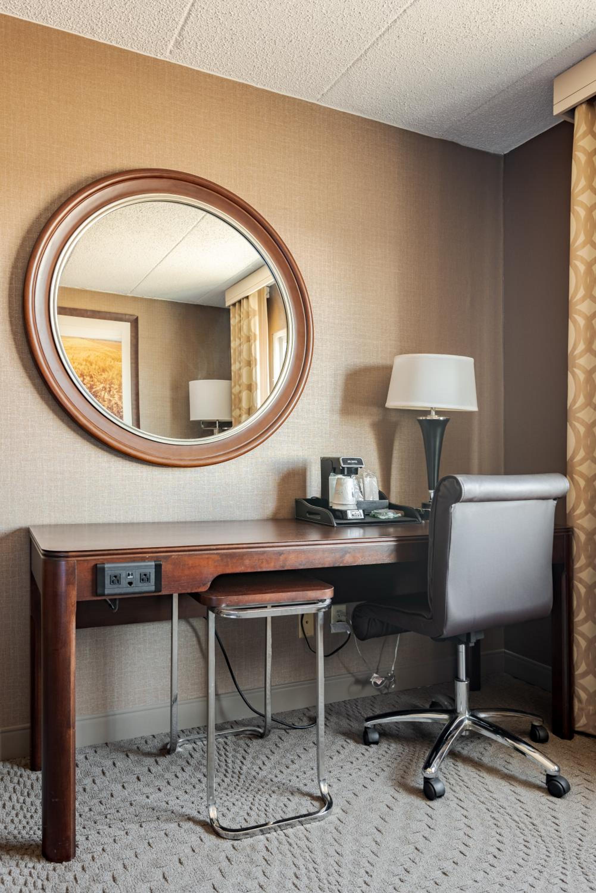 Deluxe King Room - Non-Smoking photo 2