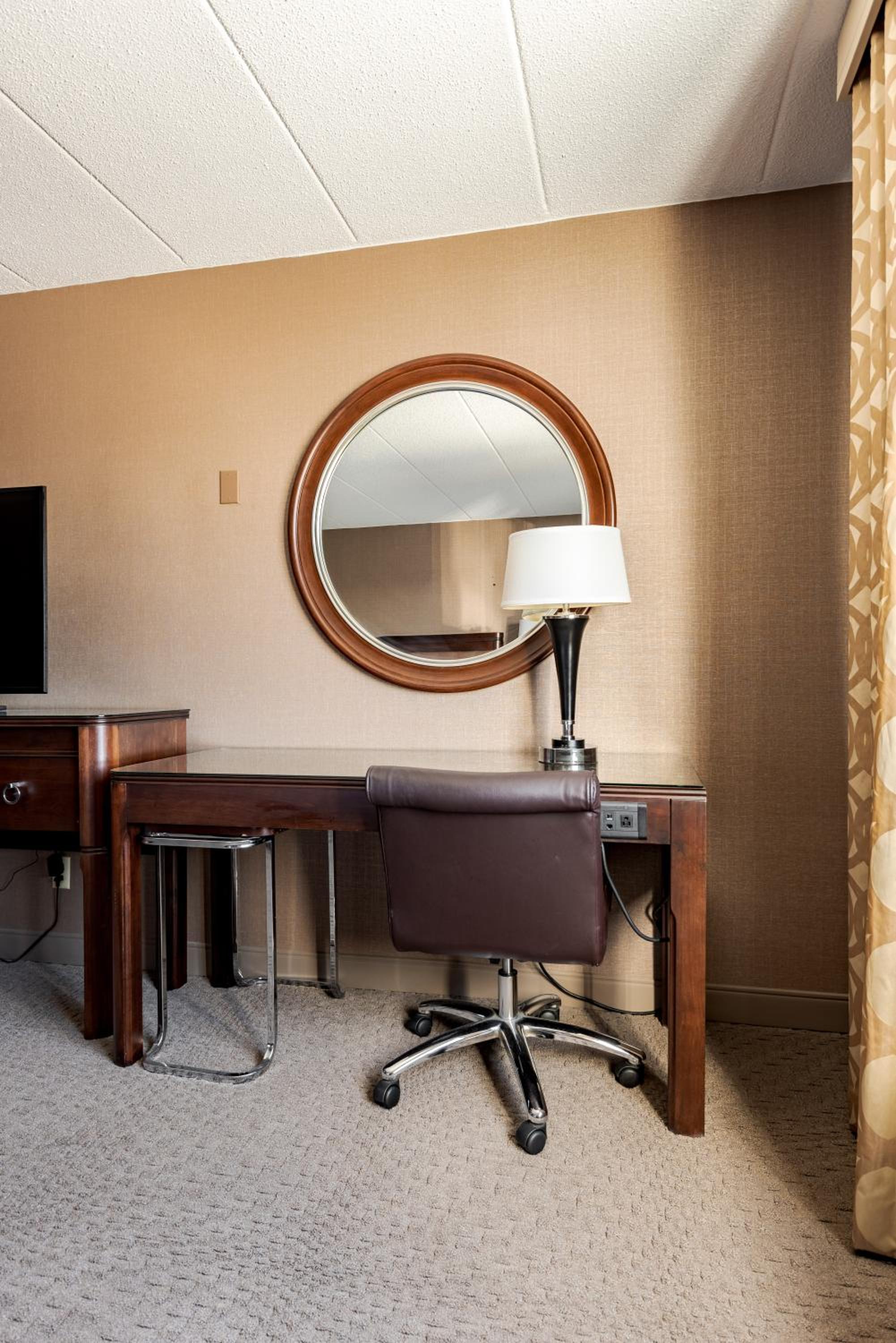 King Room - Mobility Access with Bathtub with Grab Bars - Non-Smoking photo 3