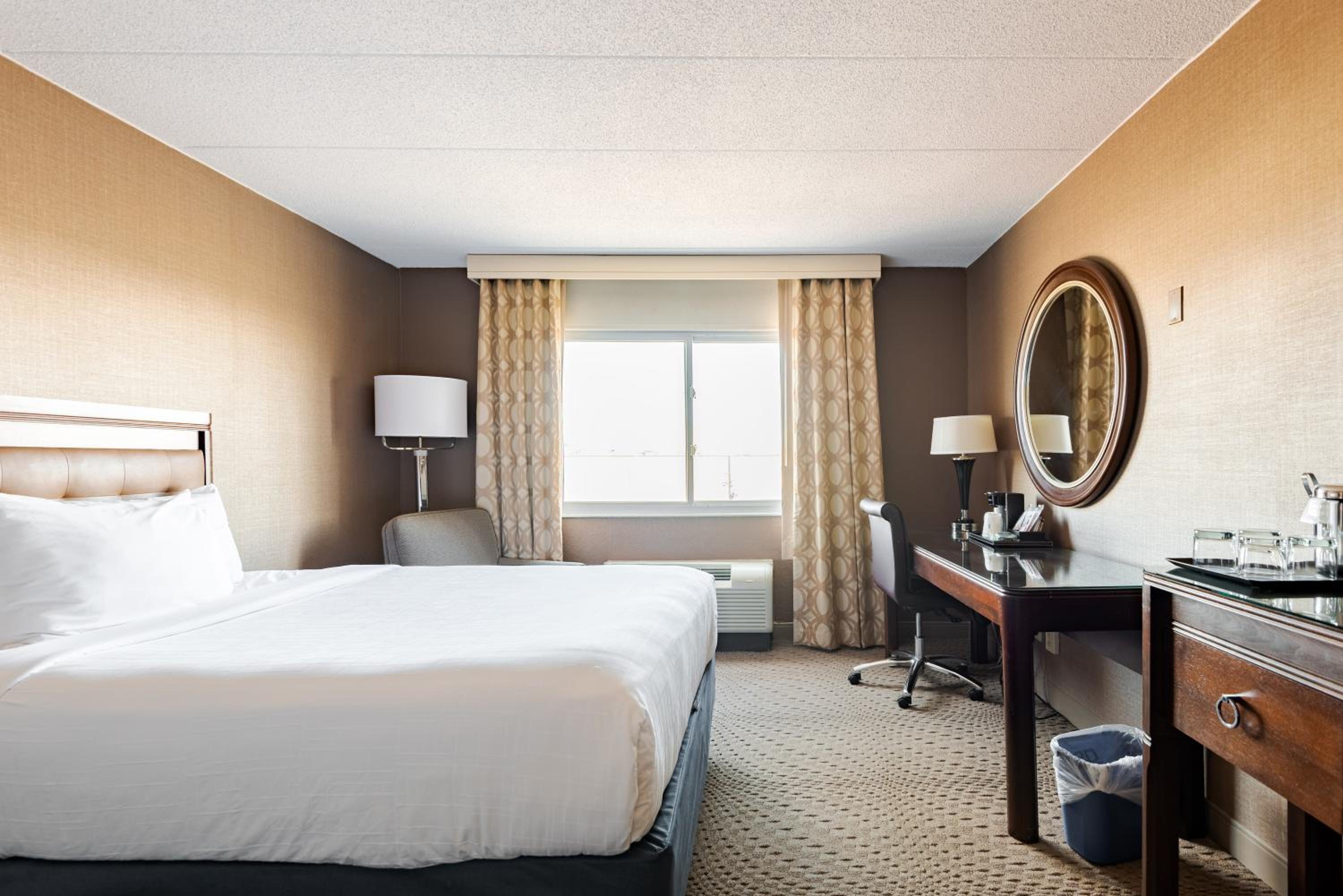 King Room with Roll-in Shower - Mobility Access/Non-Smoking photo 2