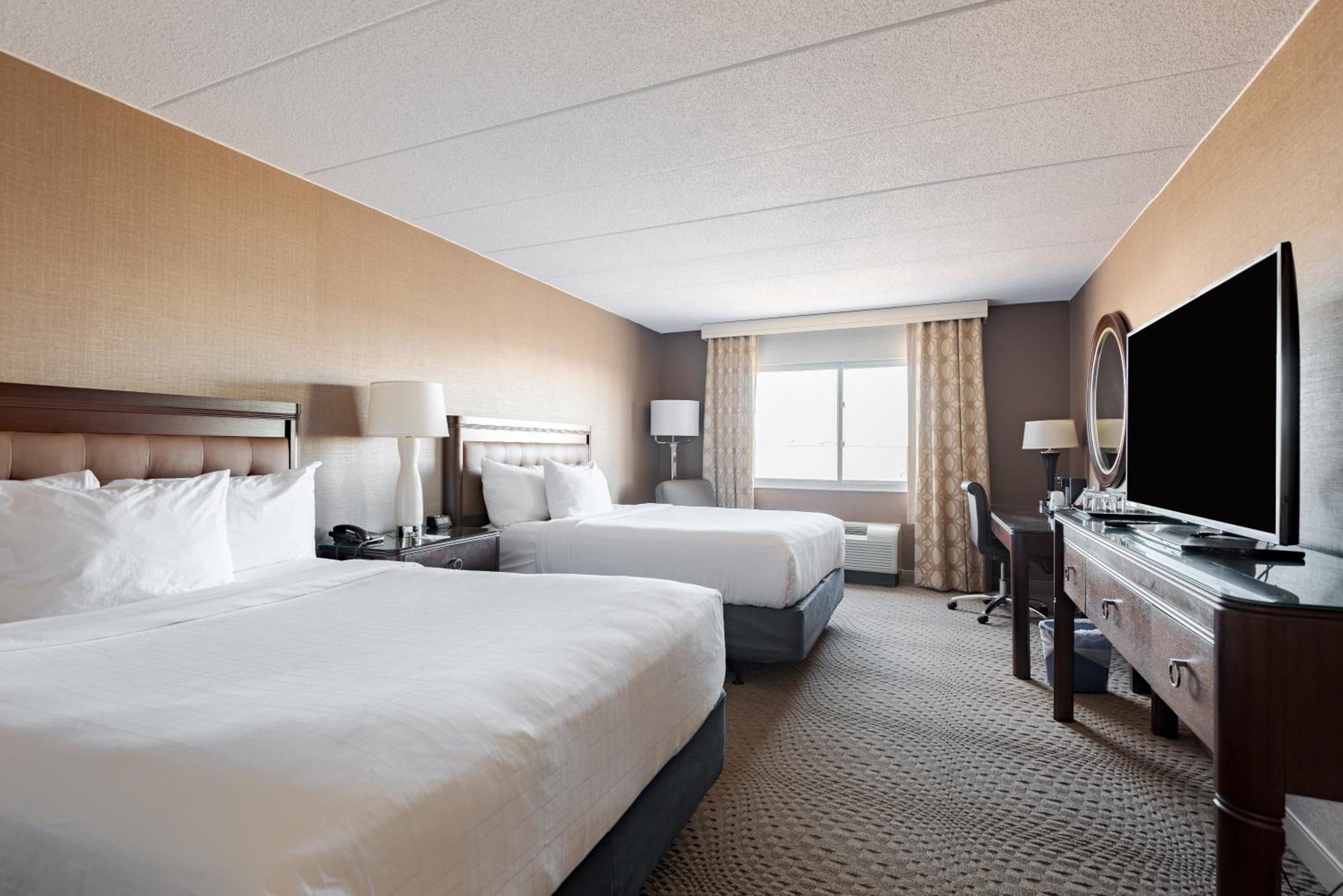 Queen Room with Two Queen Beds - Non-Smoking photo 3