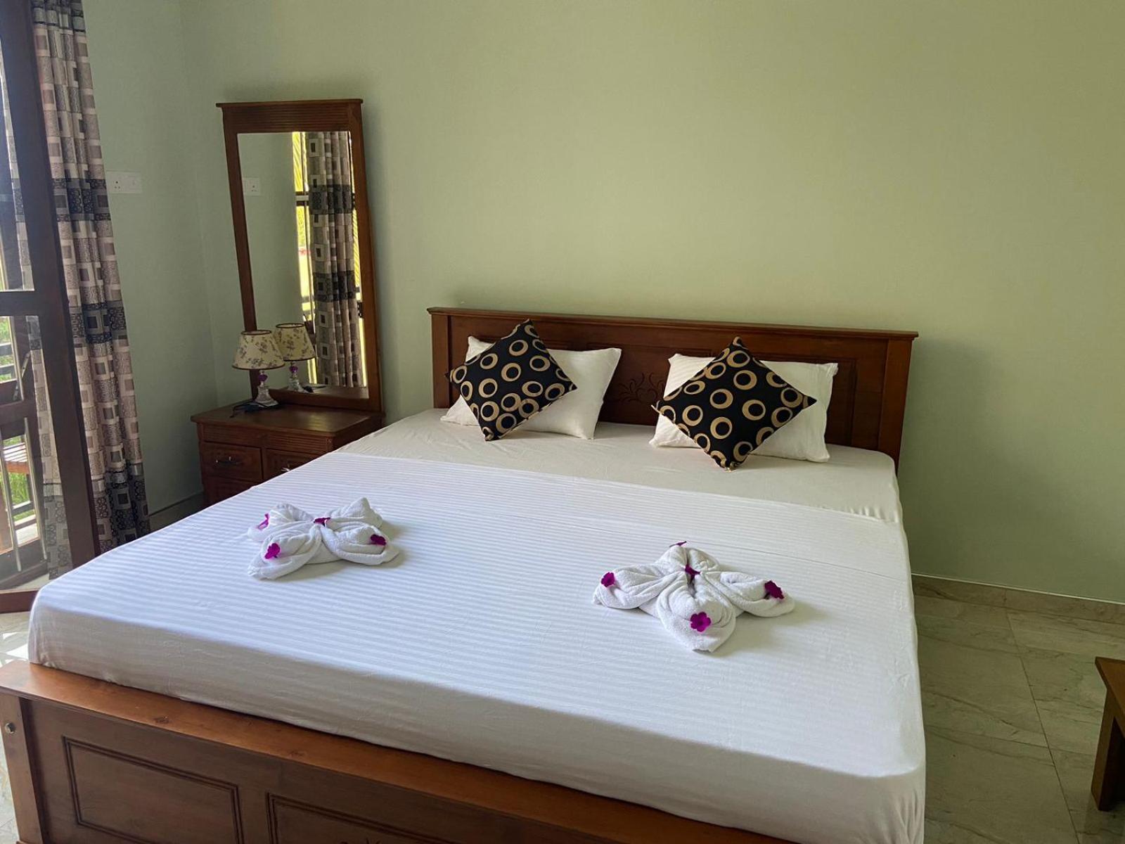 Deluxe Double Room with Balcony - Photo 3