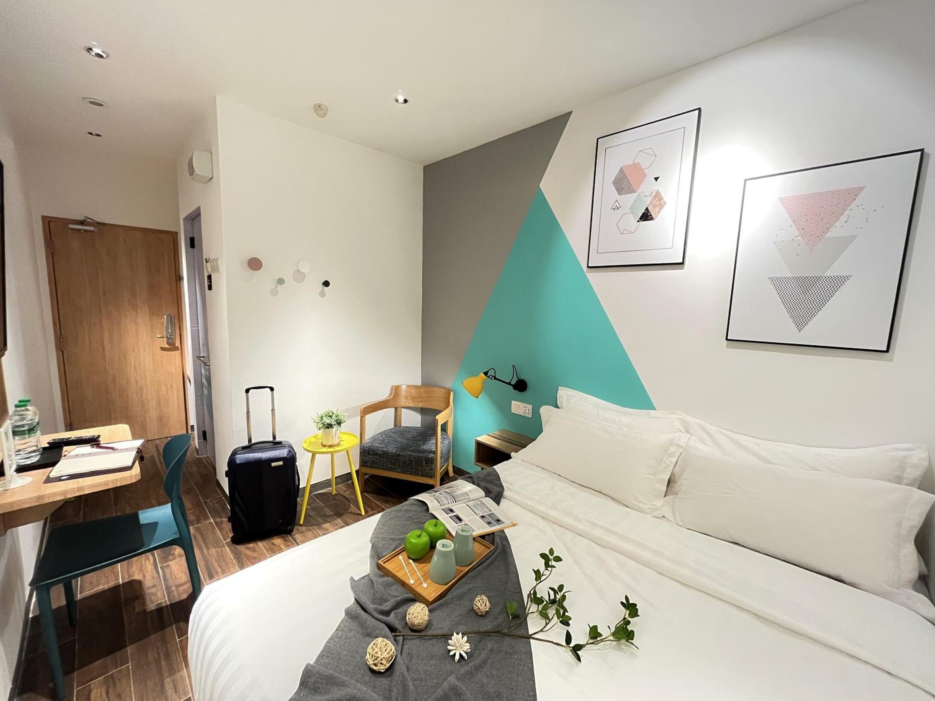 Modern Queen Room photo 2