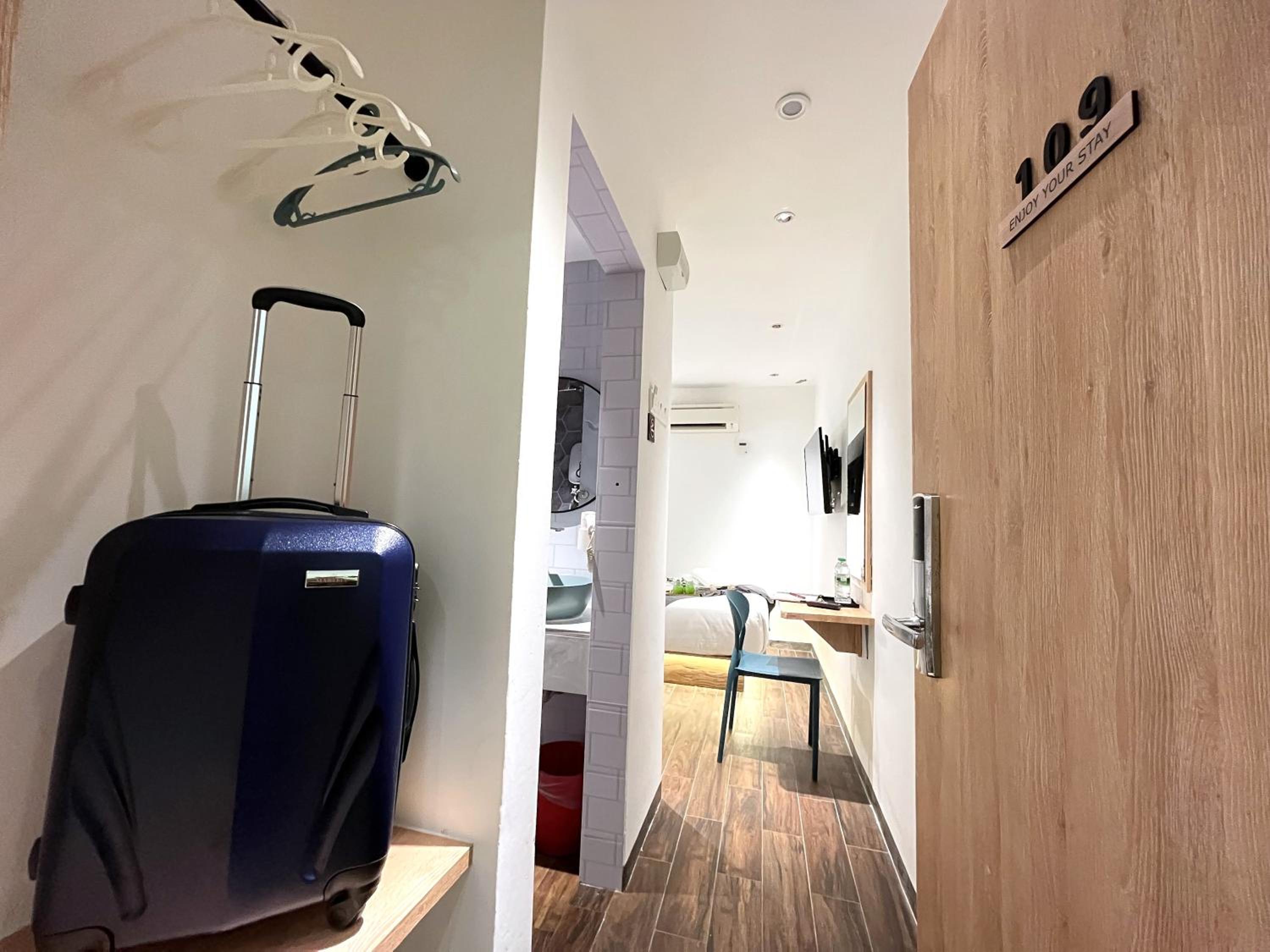 Modern Queen Room photo 3