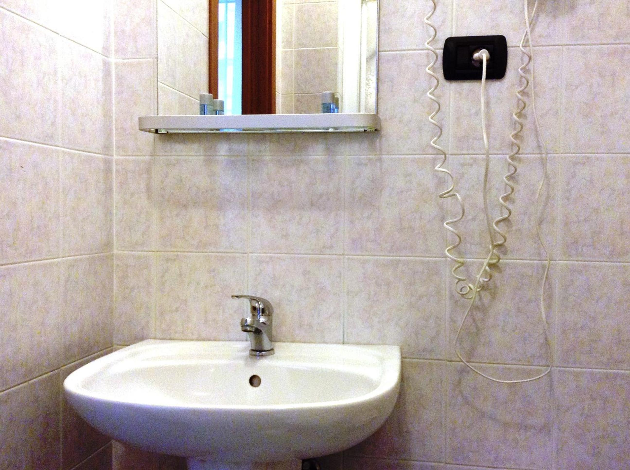Double or Twin Room - Photo 4