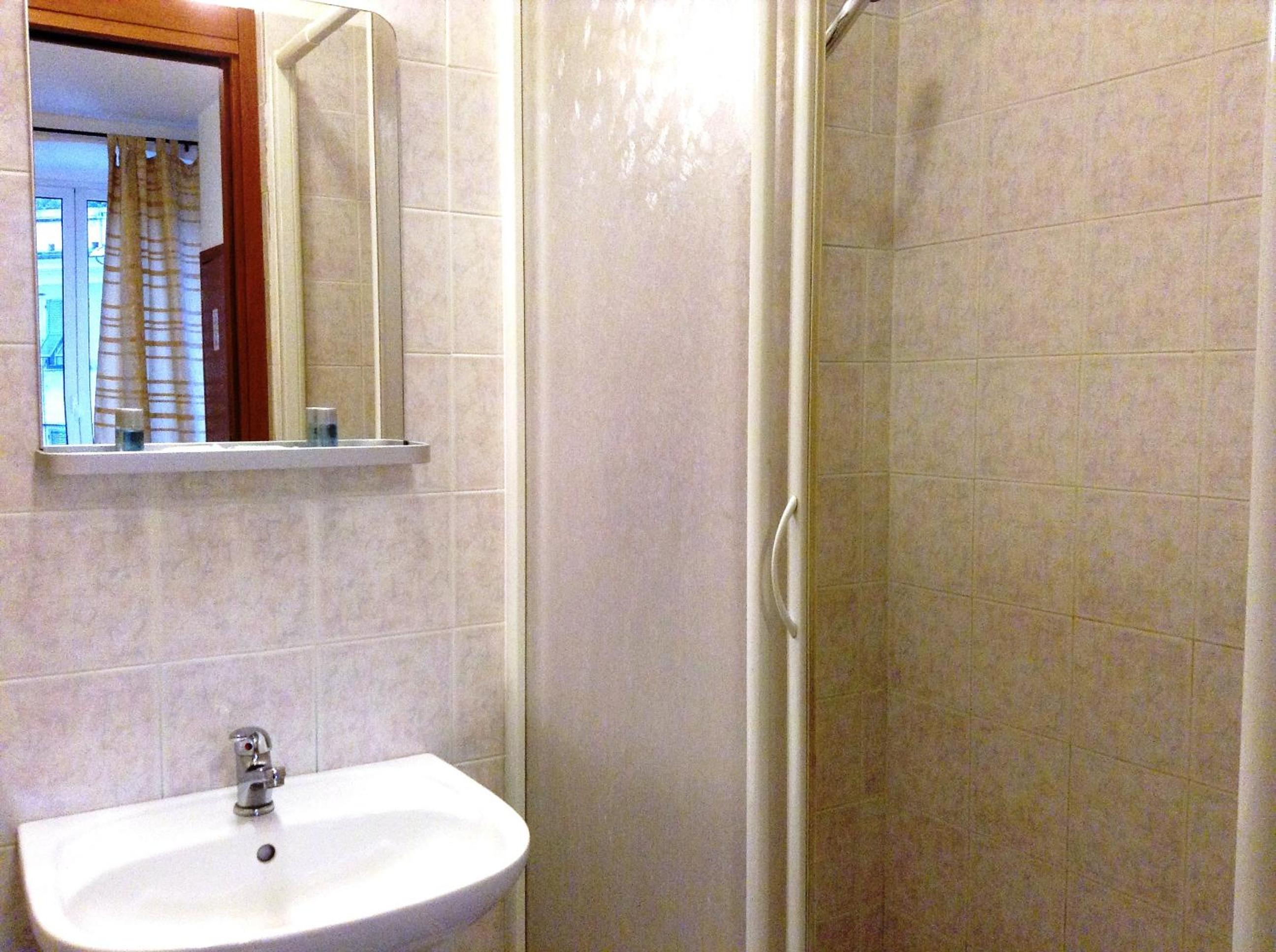 Double or Twin Room - Photo 8