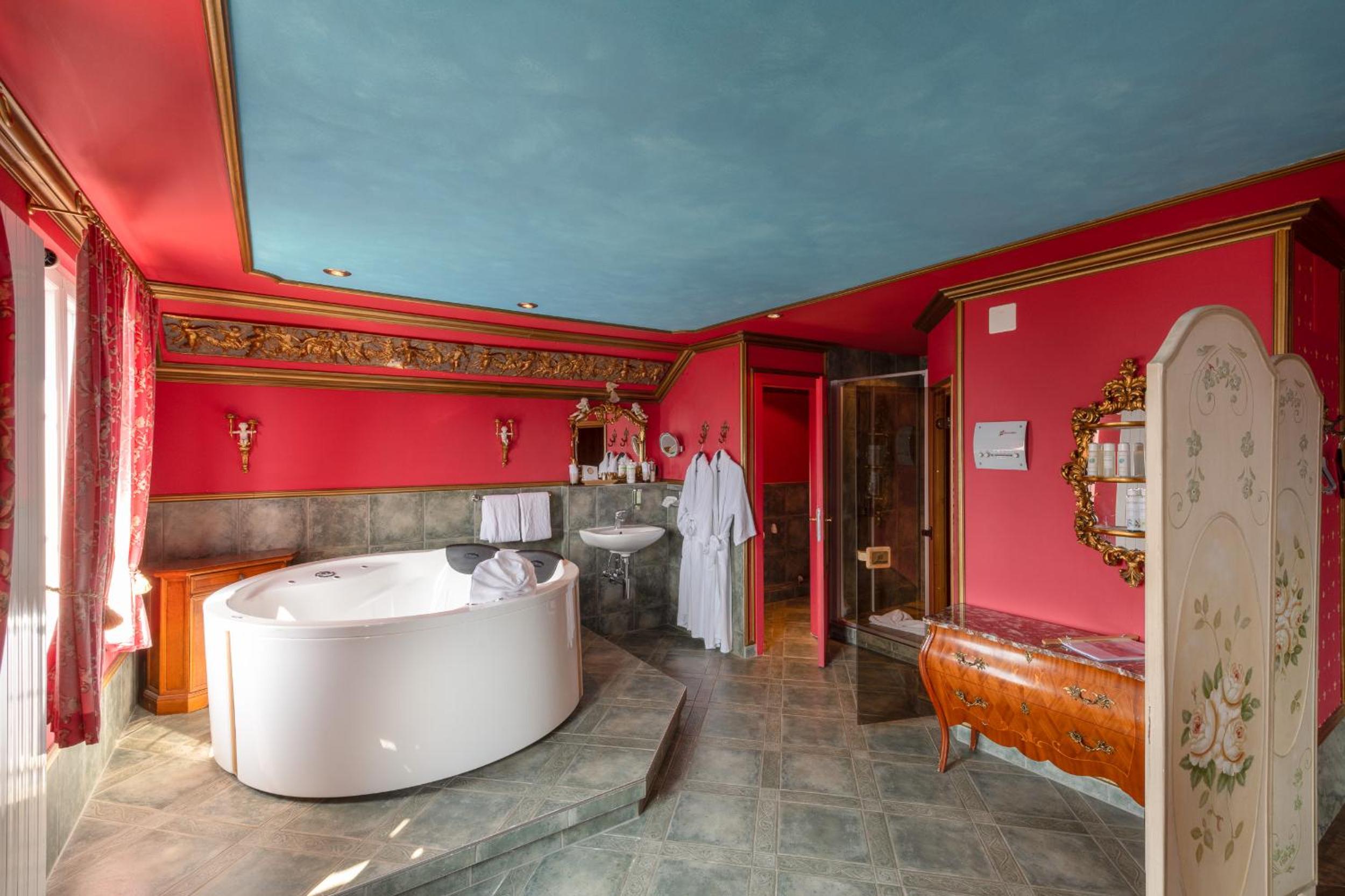 Château d'amour Suite with Spa Bath - Photo 5