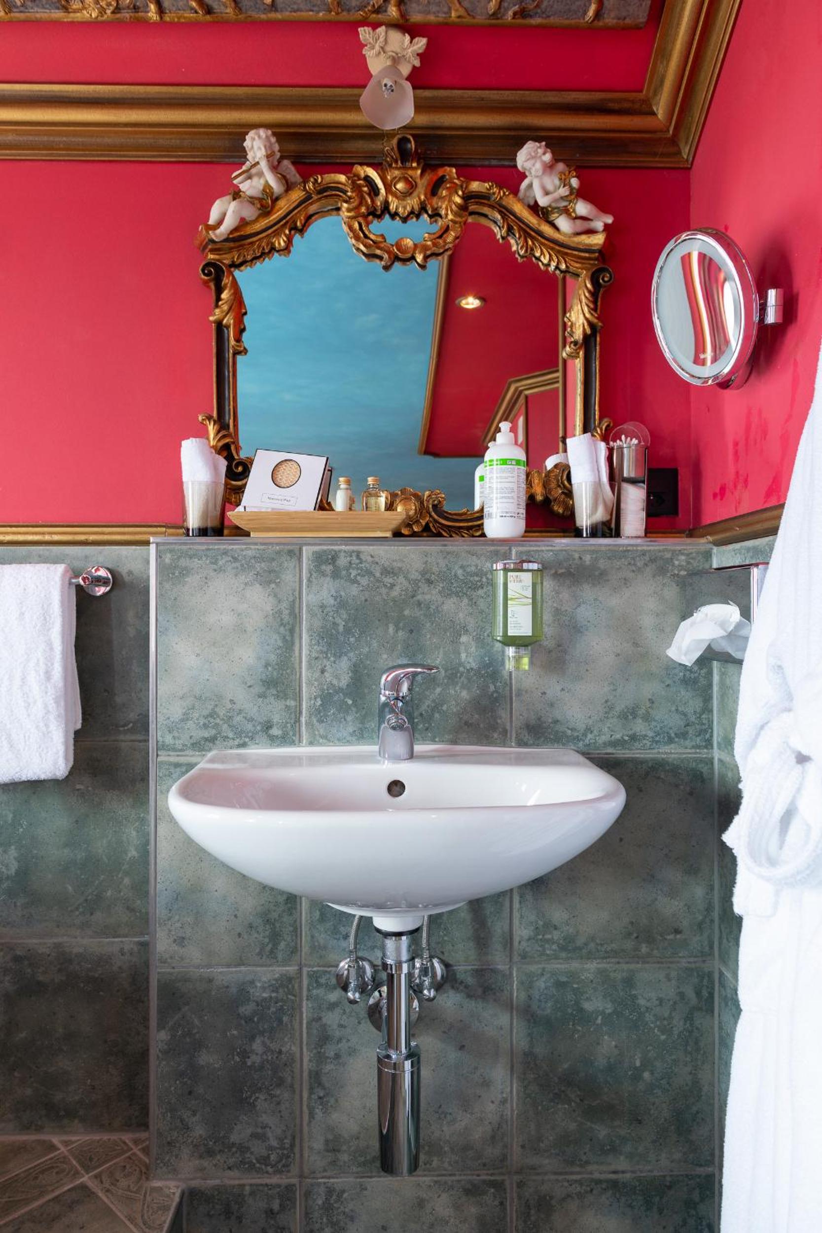 Château d'amour Suite with Spa Bath - Photo 13
