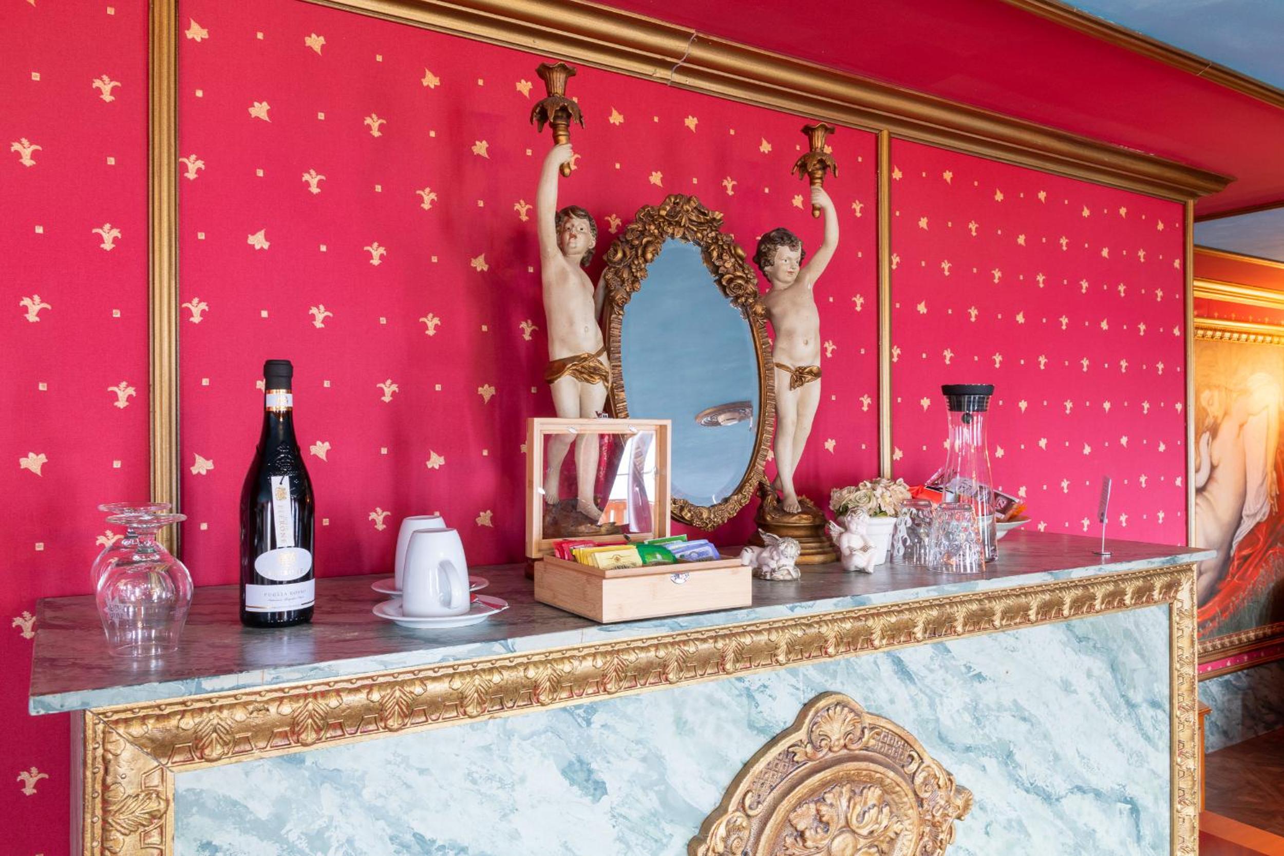 Château d'amour Suite with Spa Bath - Photo 14
