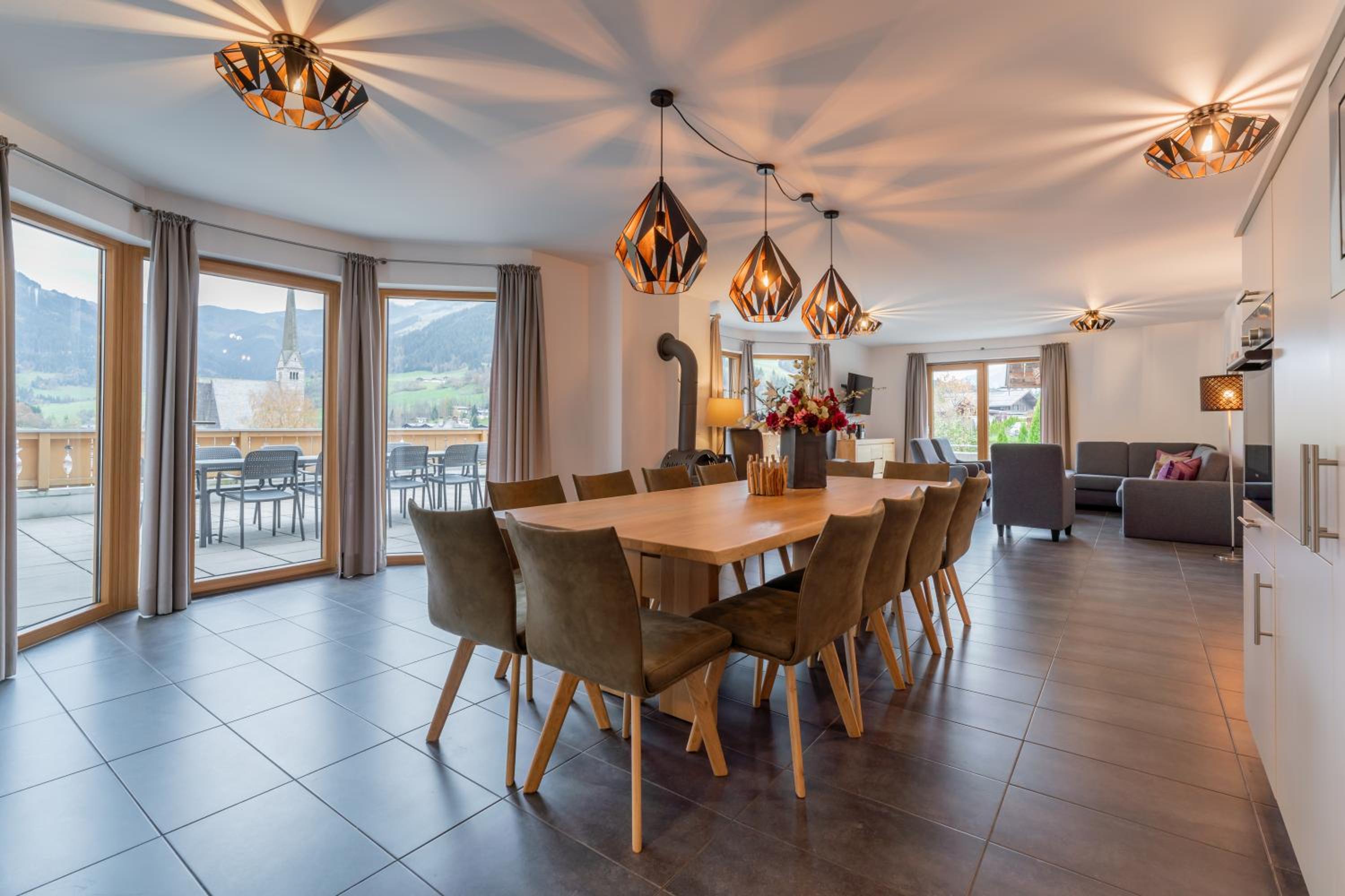 Five-Bedroom Apartment with Mountain View photo 2