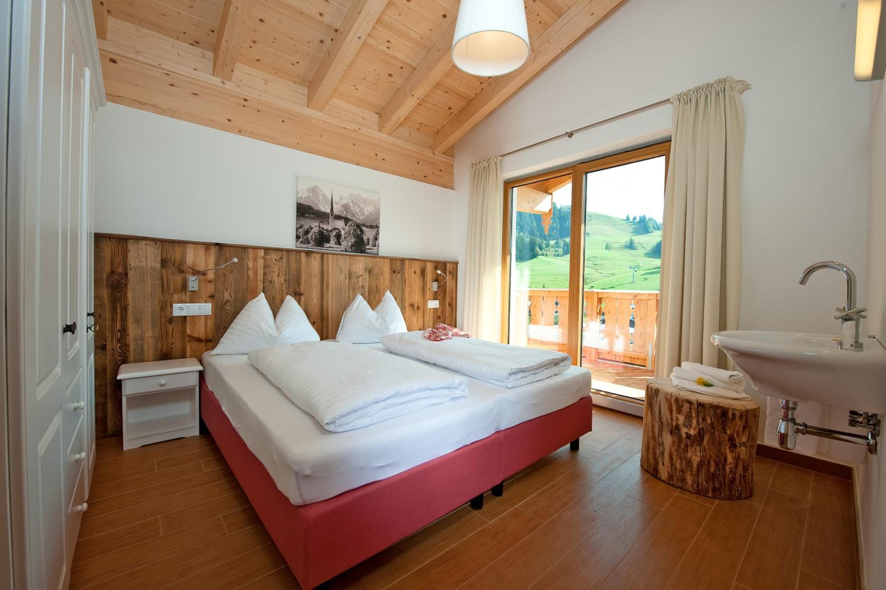 Superior Three-Bedroom Apartment with Mountain View photo 3