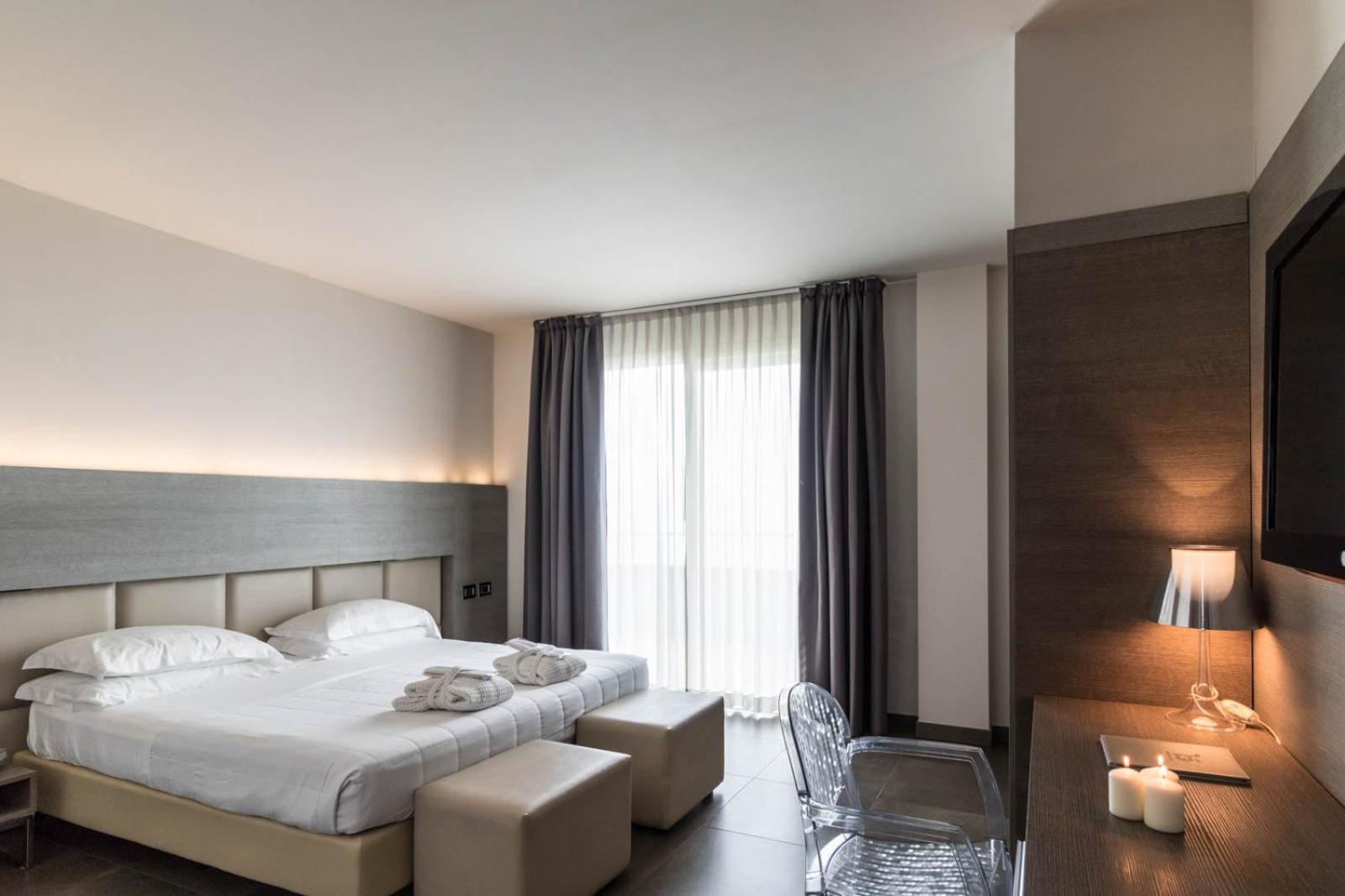 Deluxe Double Room with Side Sea View