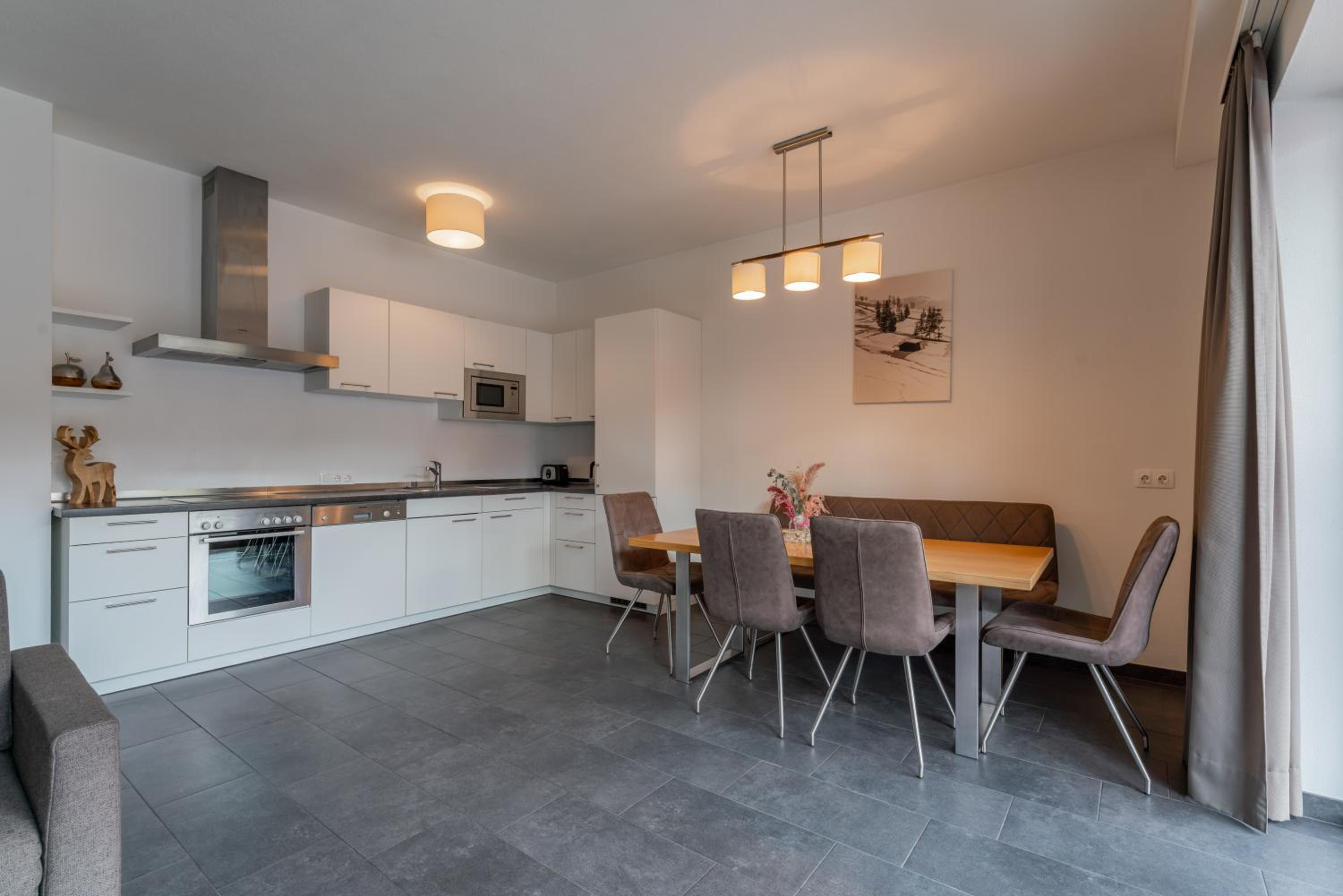 Three-Bedroom Apartment with Mountain View photo 2
