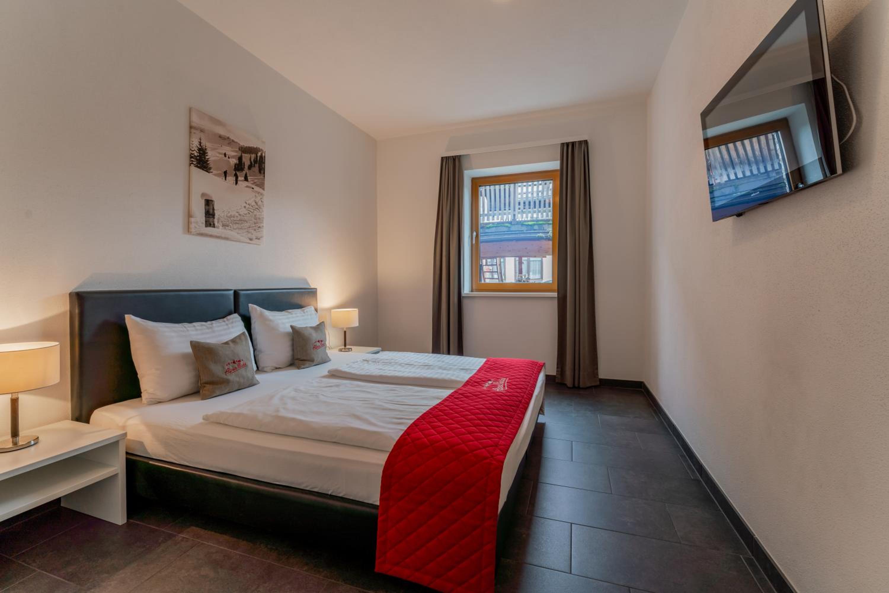 Three-Bedroom Apartment with Mountain View photo 3