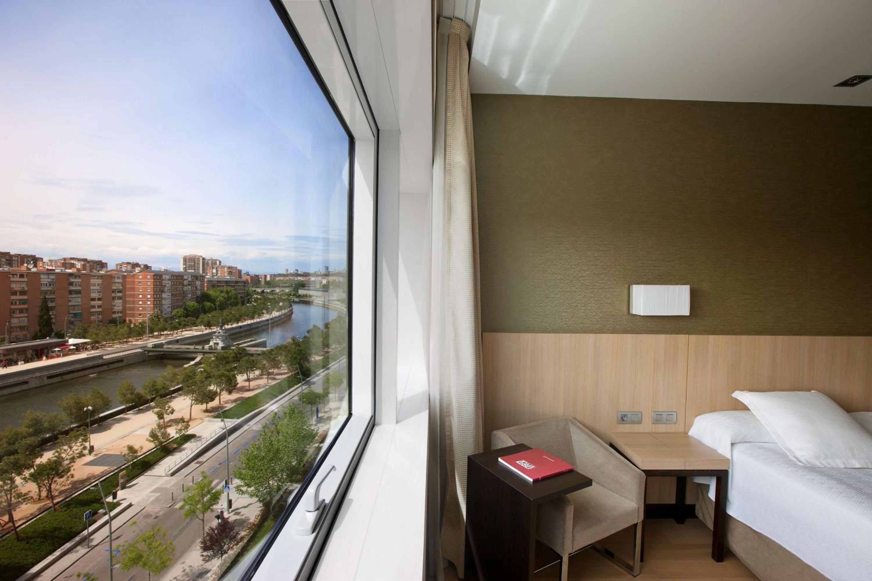 Standard Double or Twin Room with View - Photo 3