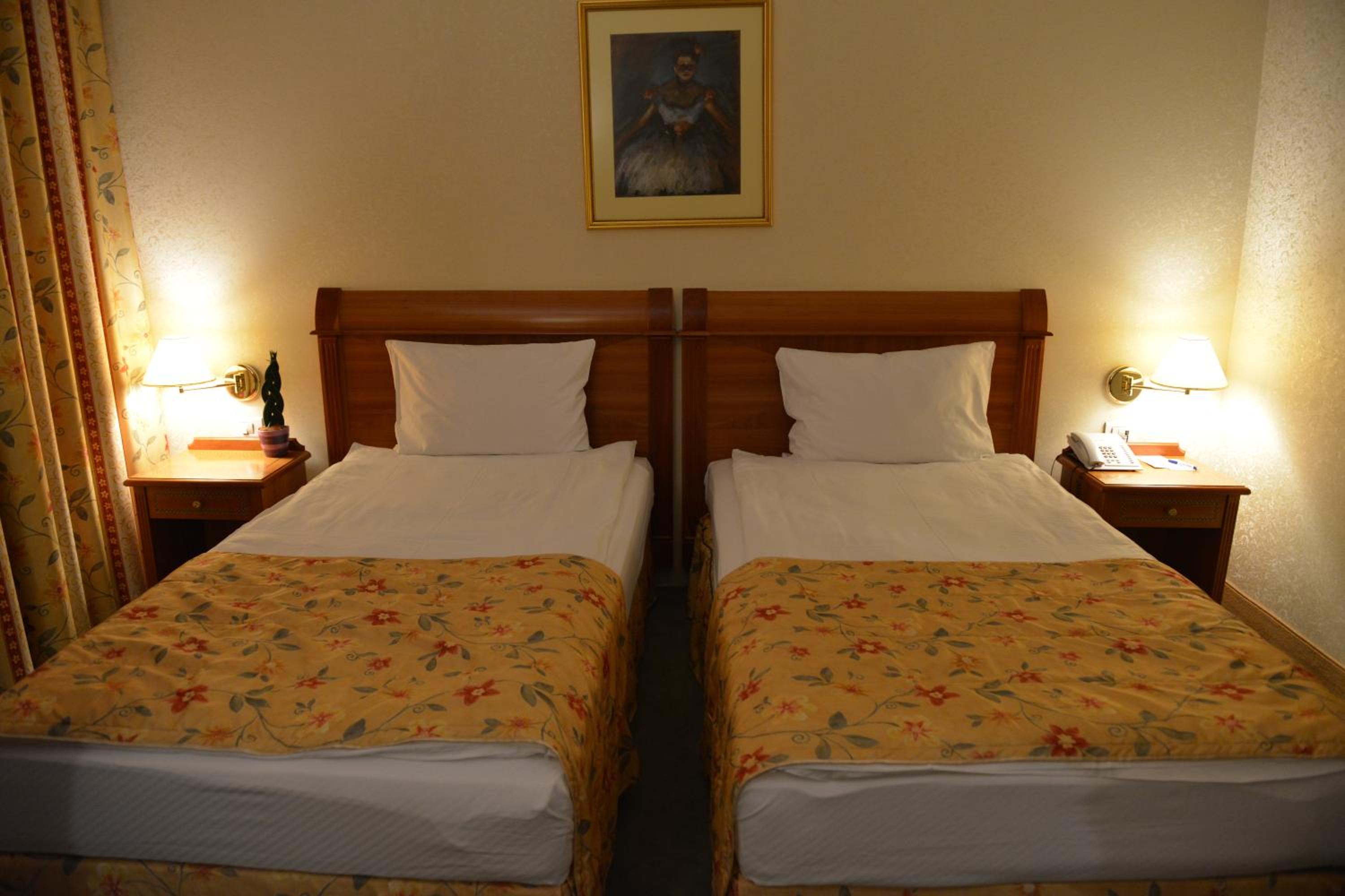 Twin Room - Photo 3
