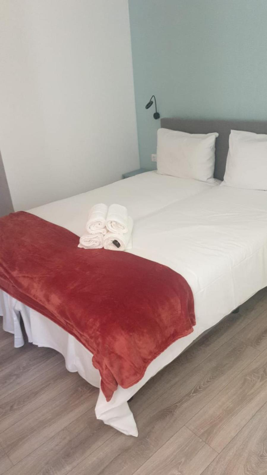 Double Room with Balcony - Photo 5