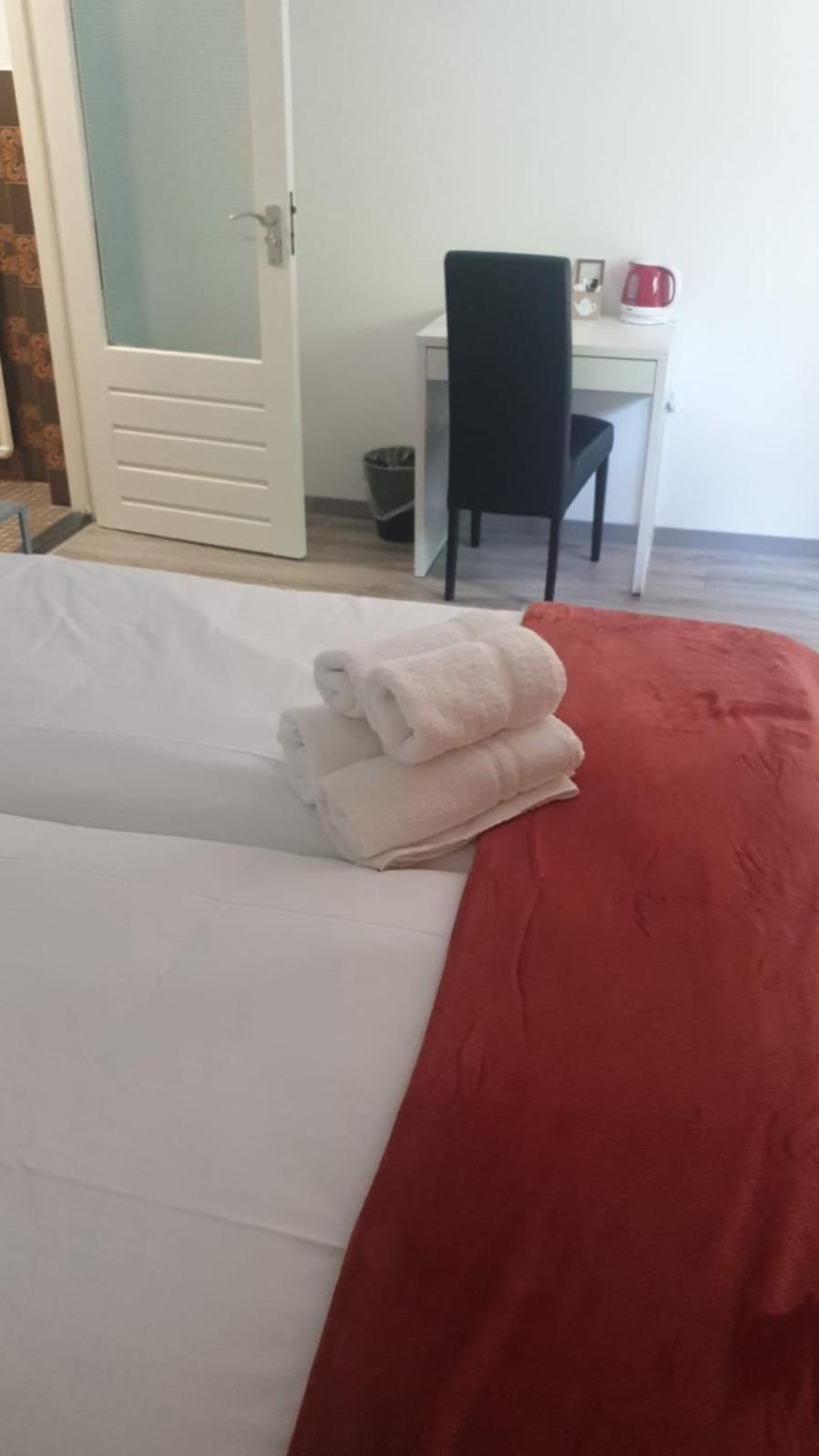 Double Room with Balcony - Photo 3
