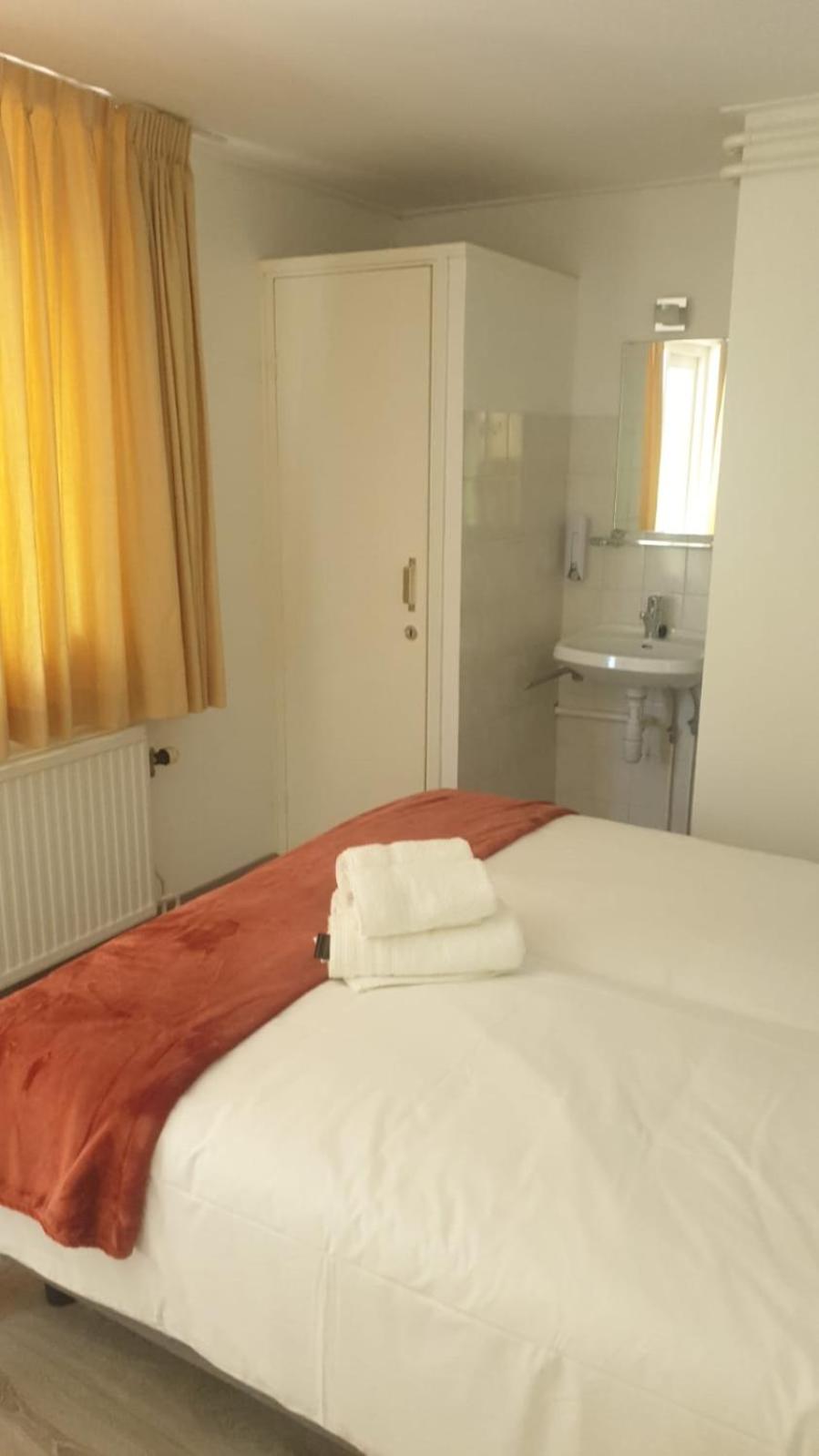 Double Room with Balcony - Photo 4