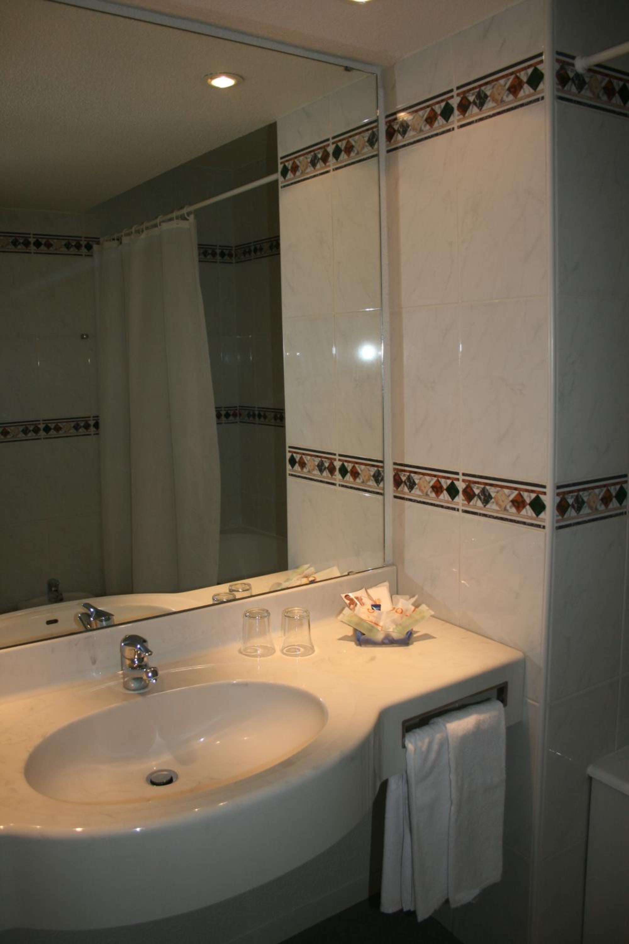 Standard Twin Room with Balcony - Photo 3